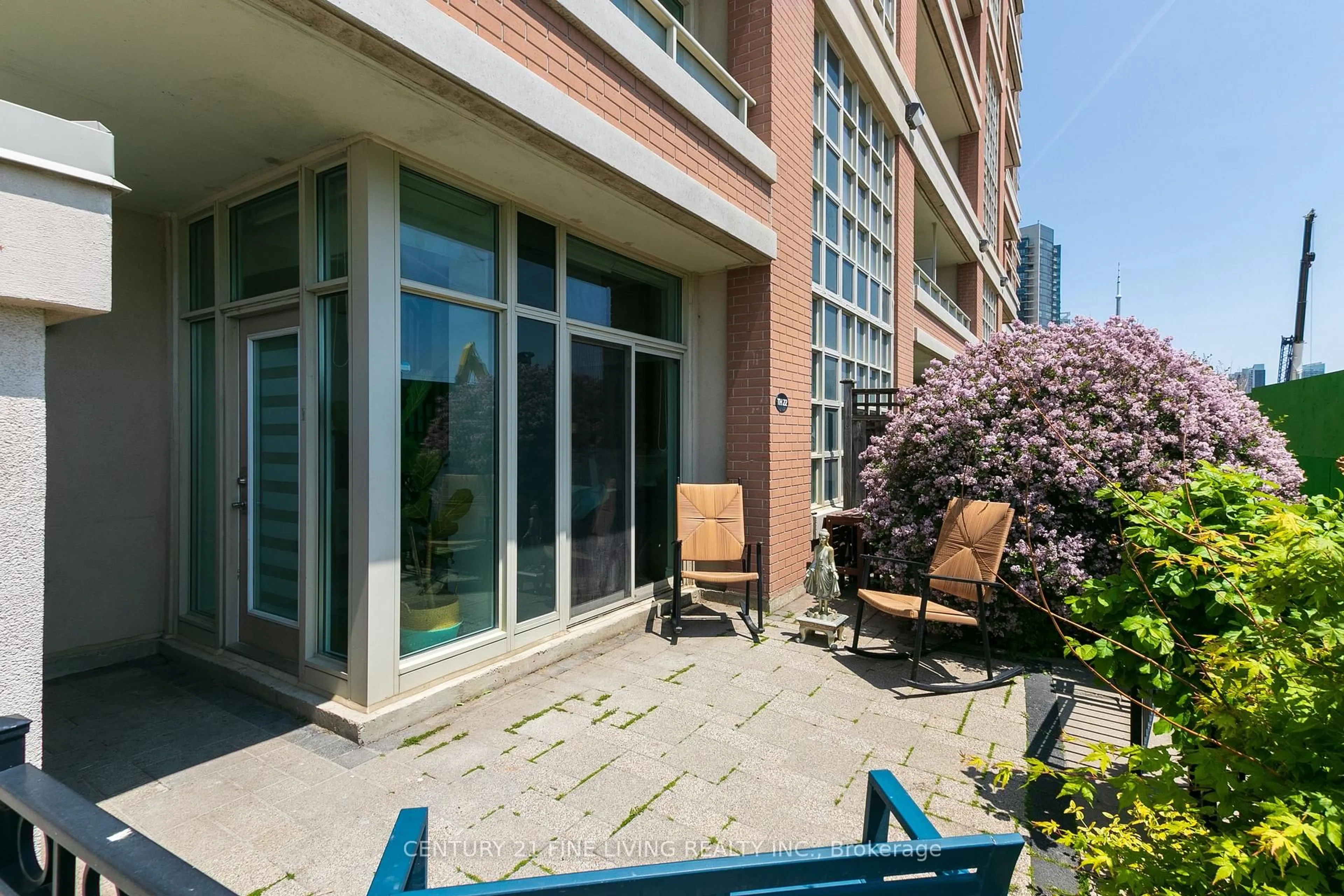 Patio, street for 6 Pirandello St #Th22, Toronto Ontario M6K 0B1