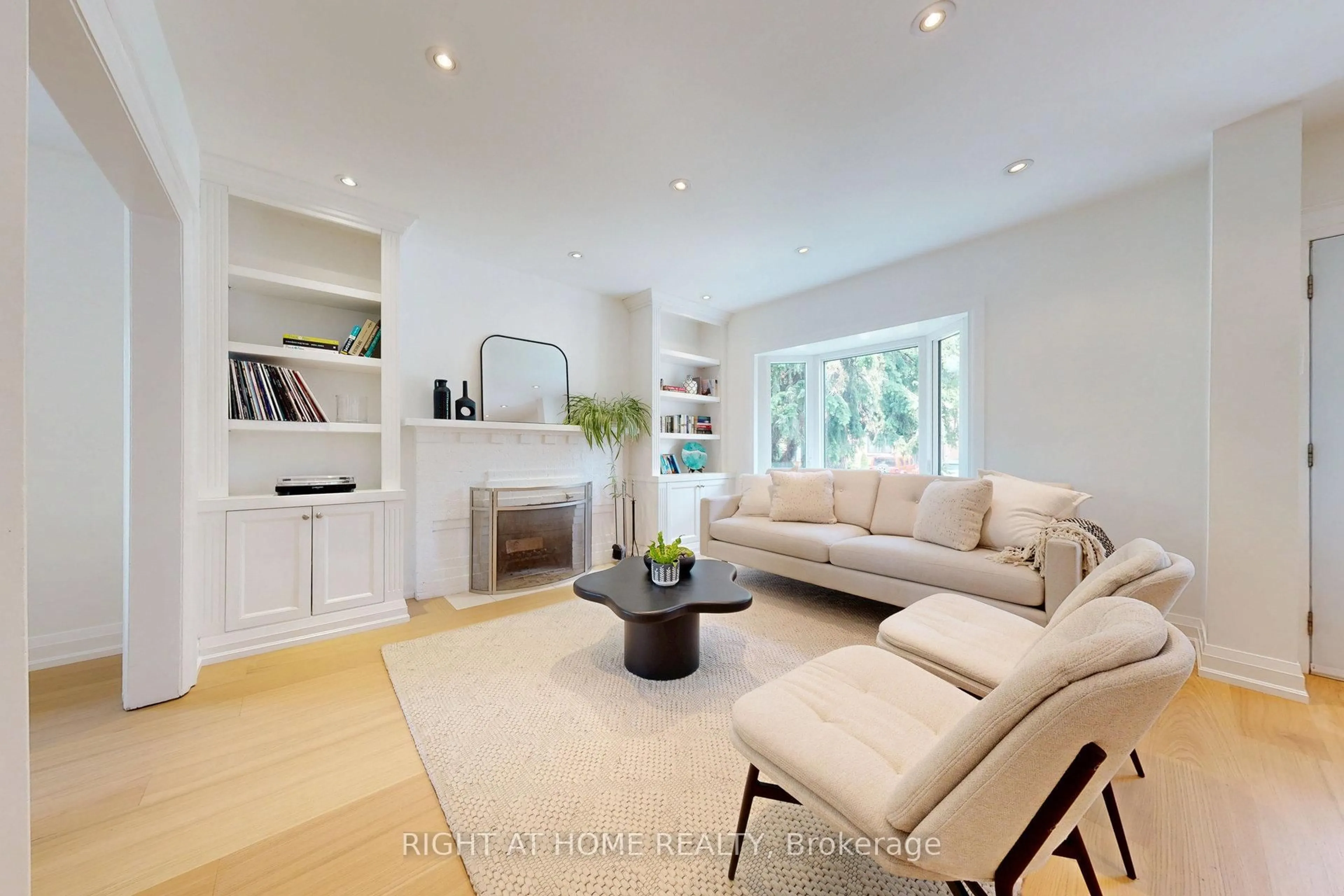 Living room with furniture, unknown for 429 Manor Rd, Toronto Ontario M4S 1T2