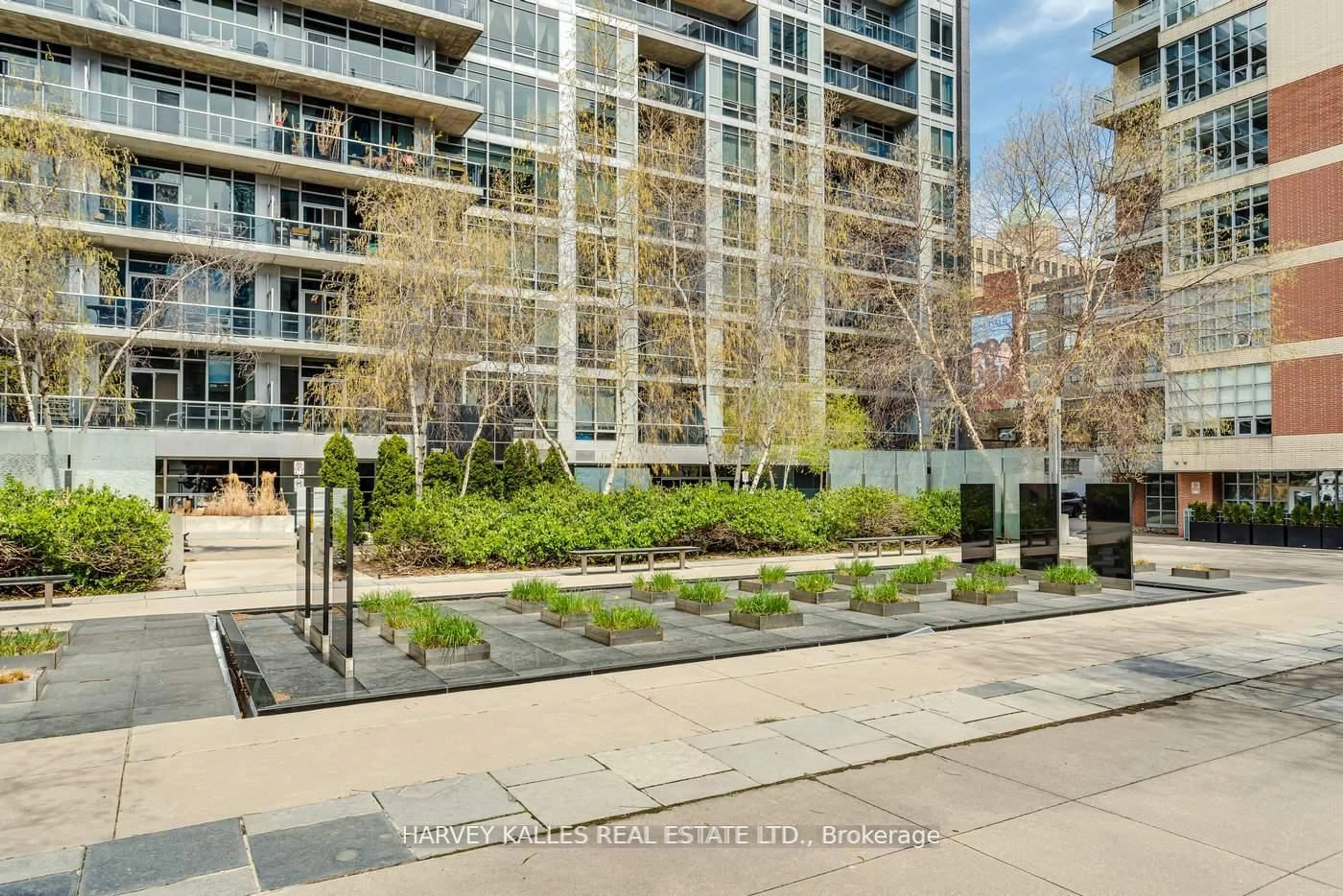 Patio, street for 399 Adelaide St #713, Toronto Ontario M5V 1S4