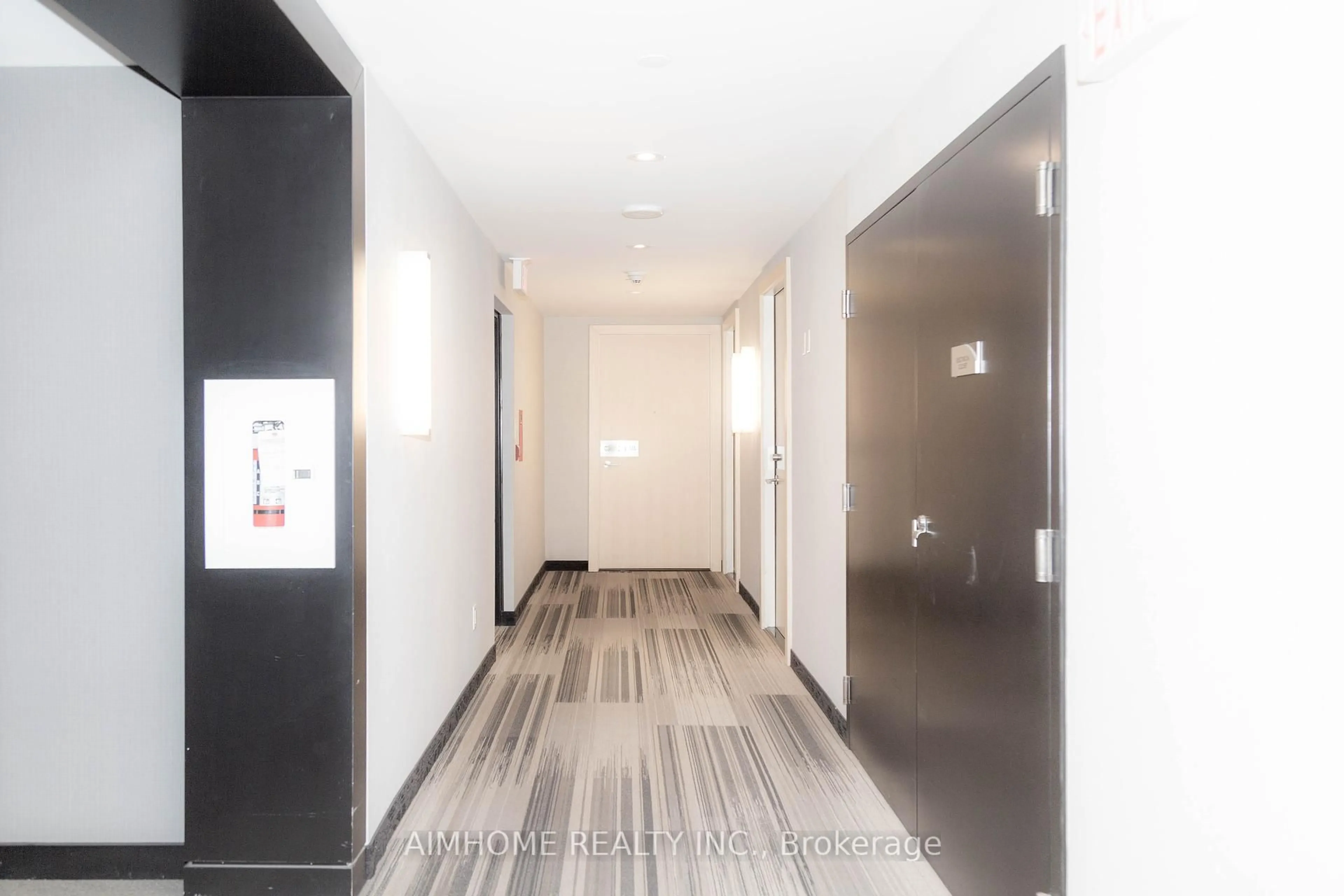 Indoor foyer for 30 Roehampton Ave #2101, Toronto Ontario M4P 0B9