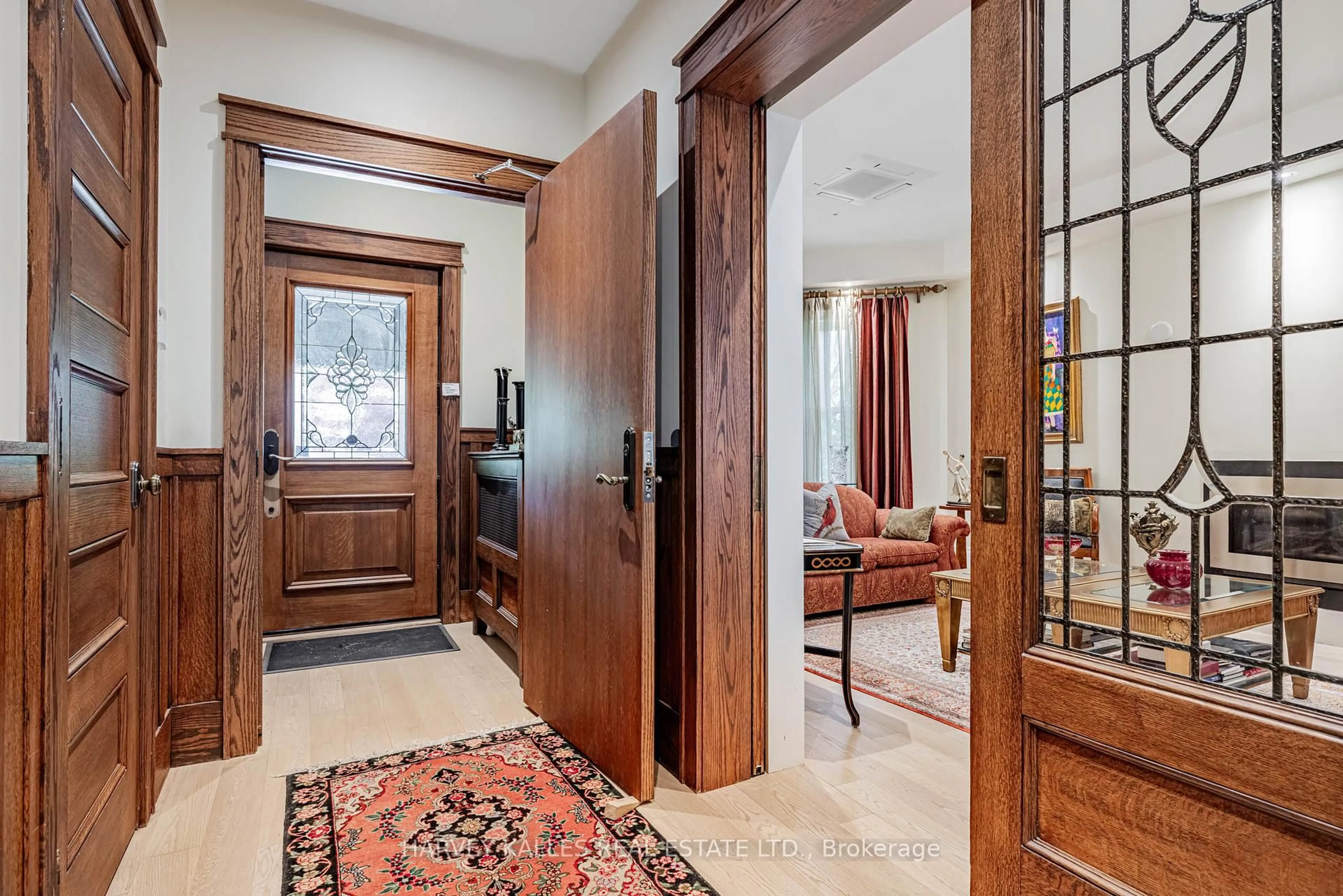 Indoor foyer for 386 Palmerston Blvd, Toronto Ontario M6G 2N6