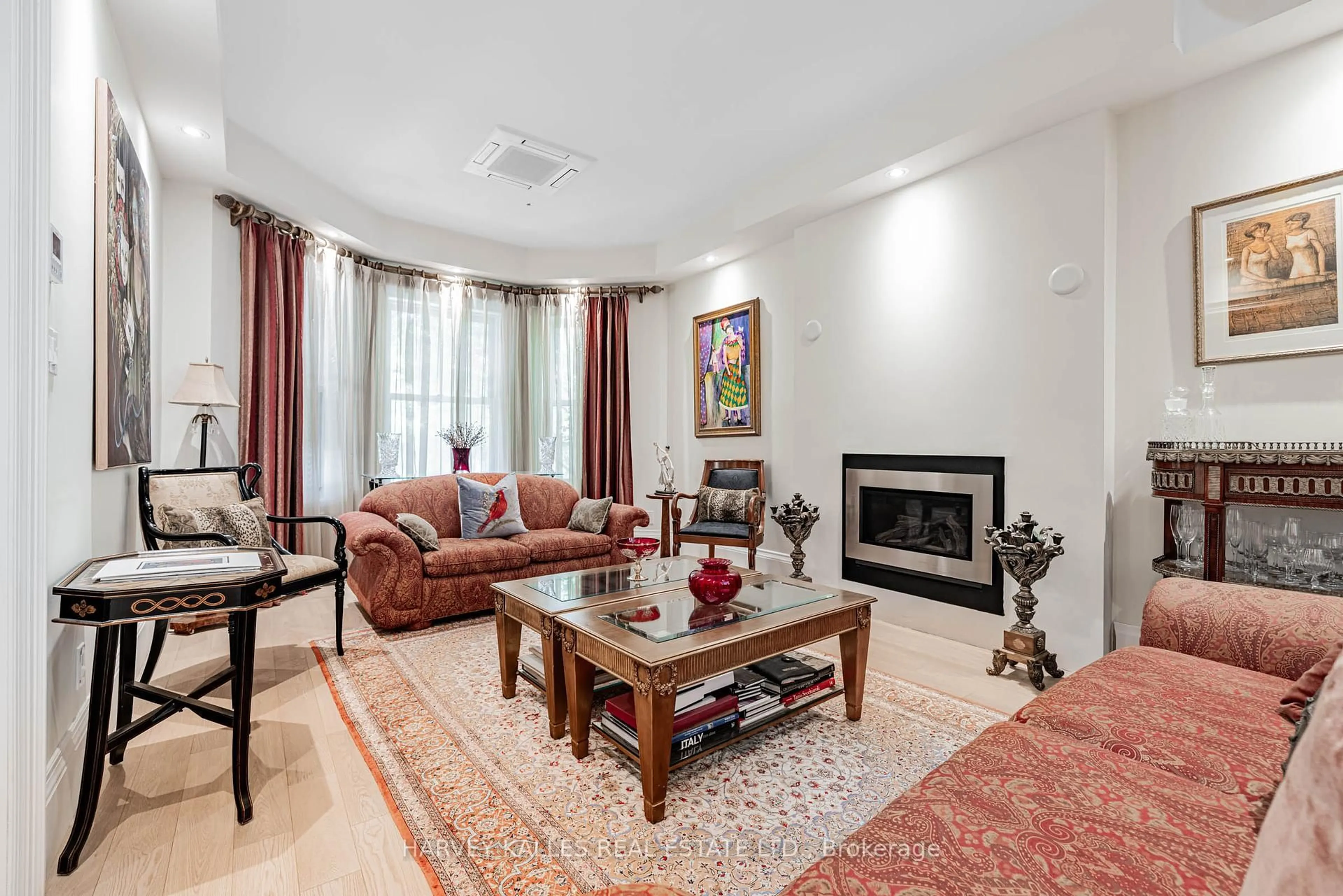 Living room with furniture, unknown for 386 Palmerston Blvd, Toronto Ontario M6G 2N6