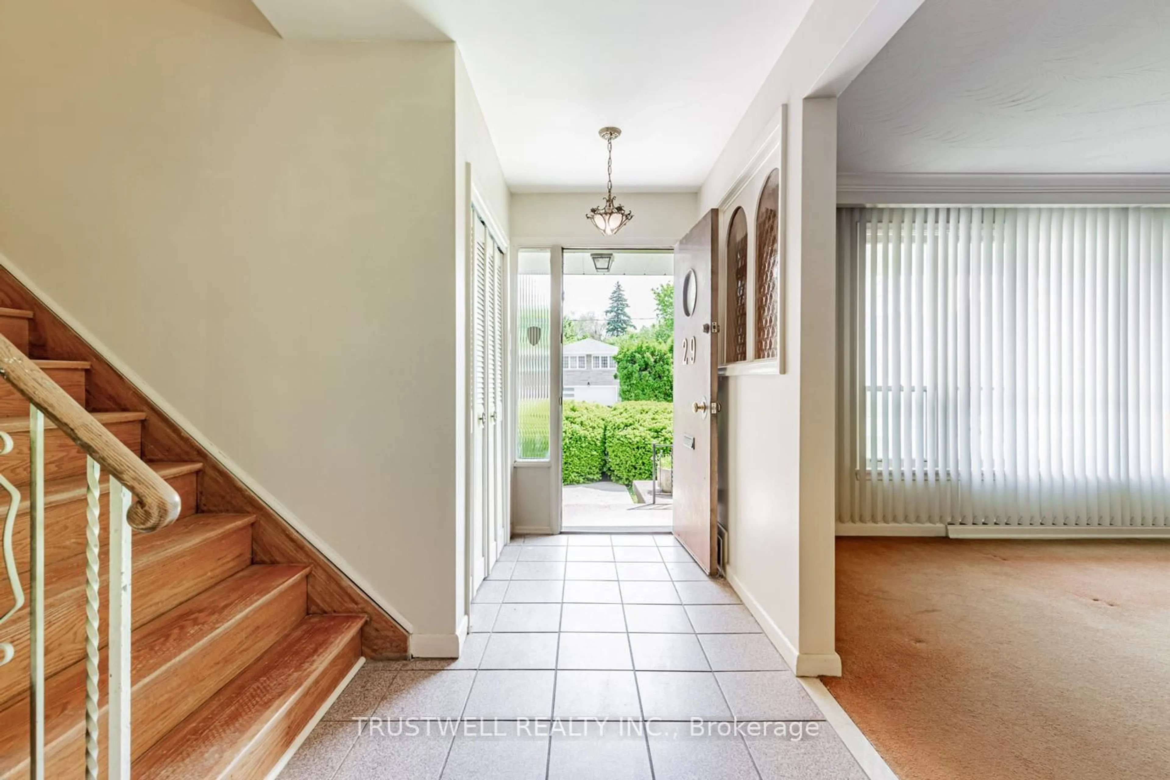 Indoor foyer for 29 Whittaker Cres, Toronto Ontario M2K 1K7