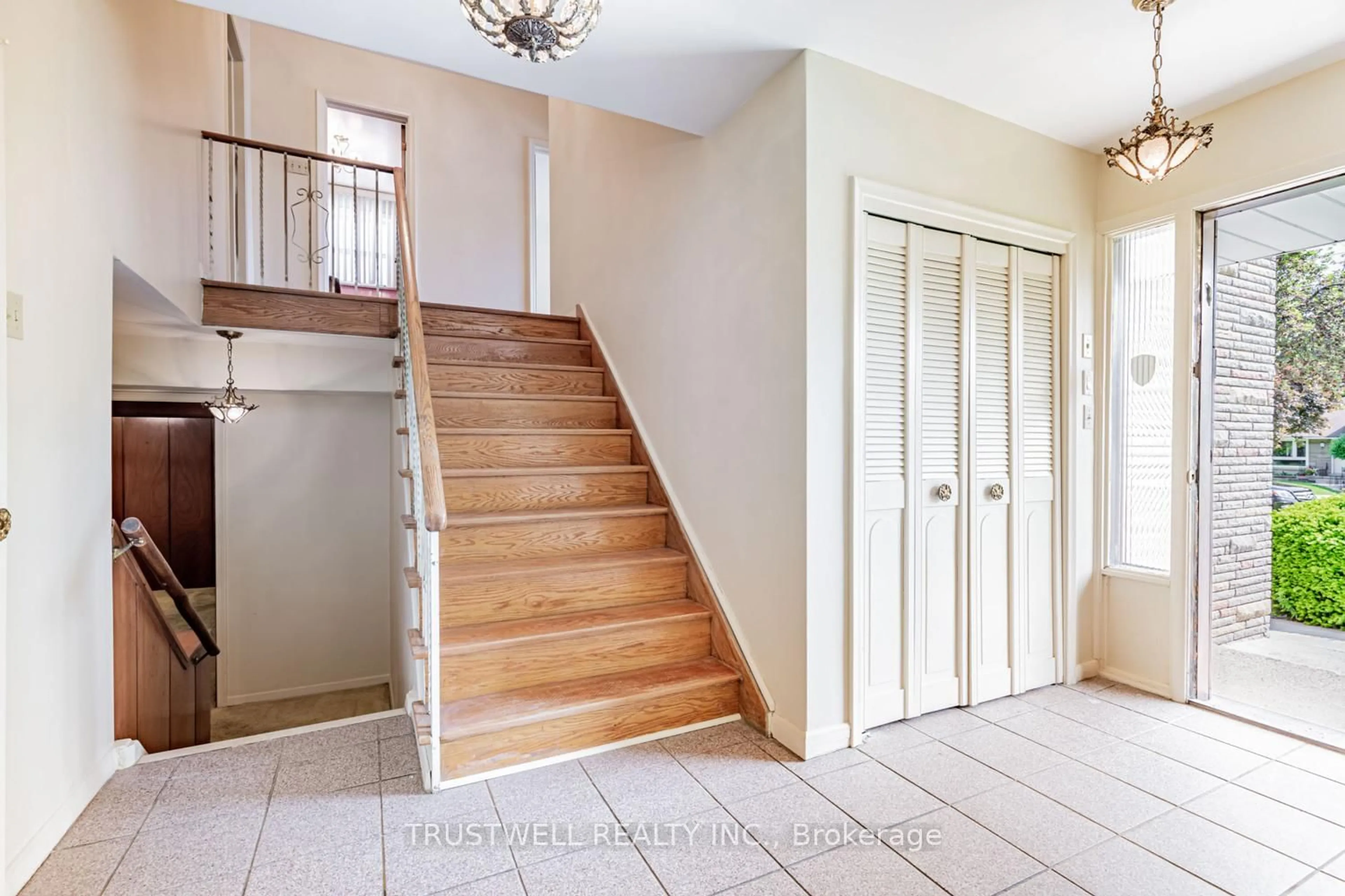 Indoor entryway for 29 Whittaker Cres, Toronto Ontario M2K 1K7