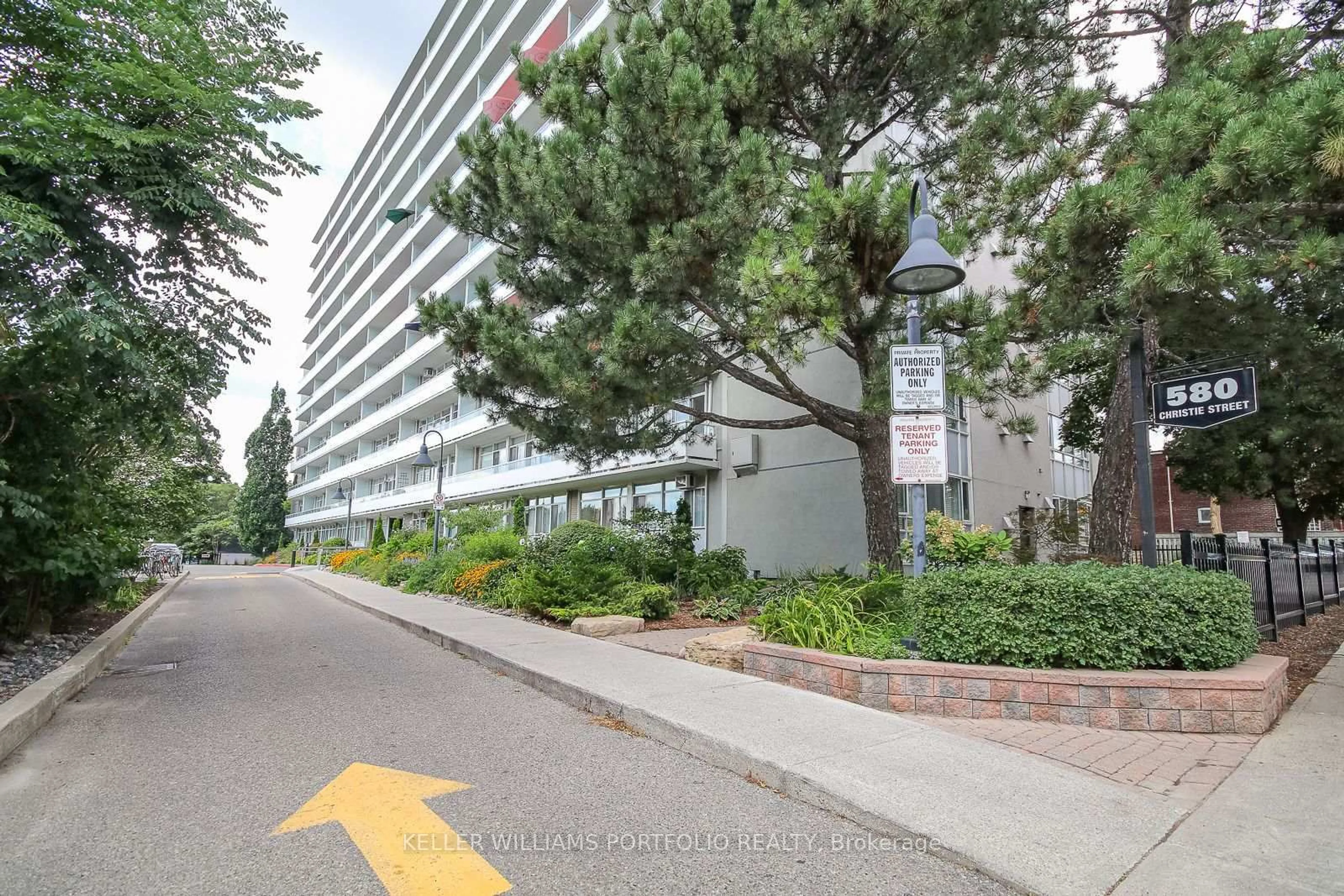 Unknown for 580 Christie St #206, Toronto Ontario M6G 3E3