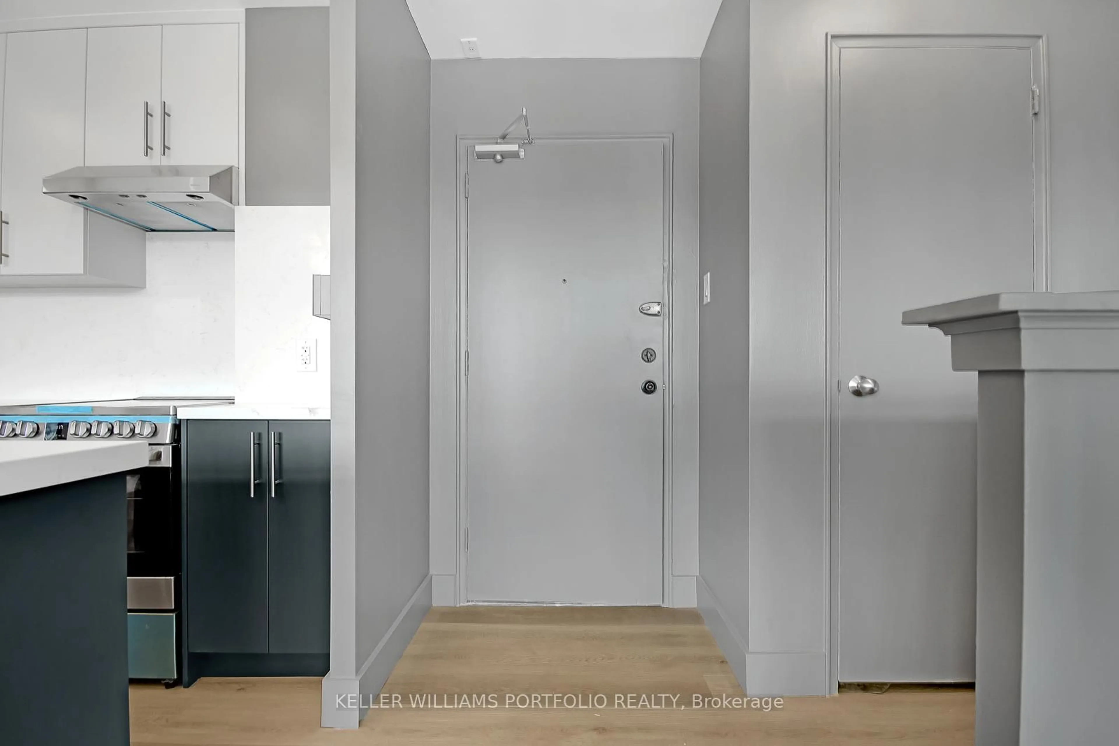 Indoor entryway for 580 Christie St #206, Toronto Ontario M6G 3E3