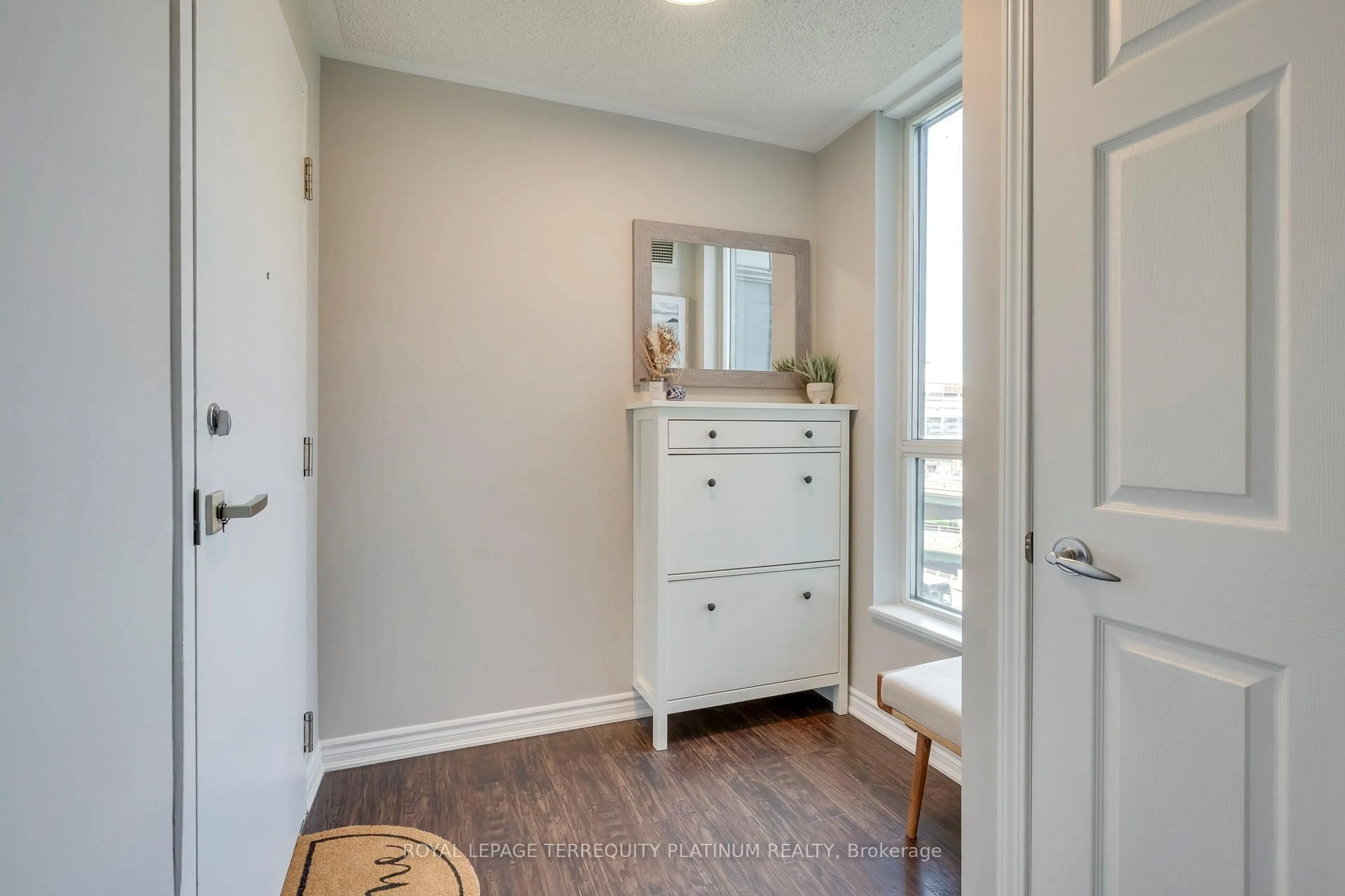 Indoor entryway for 228 Queens Quay #702, Toronto Ontario M5J 2X1