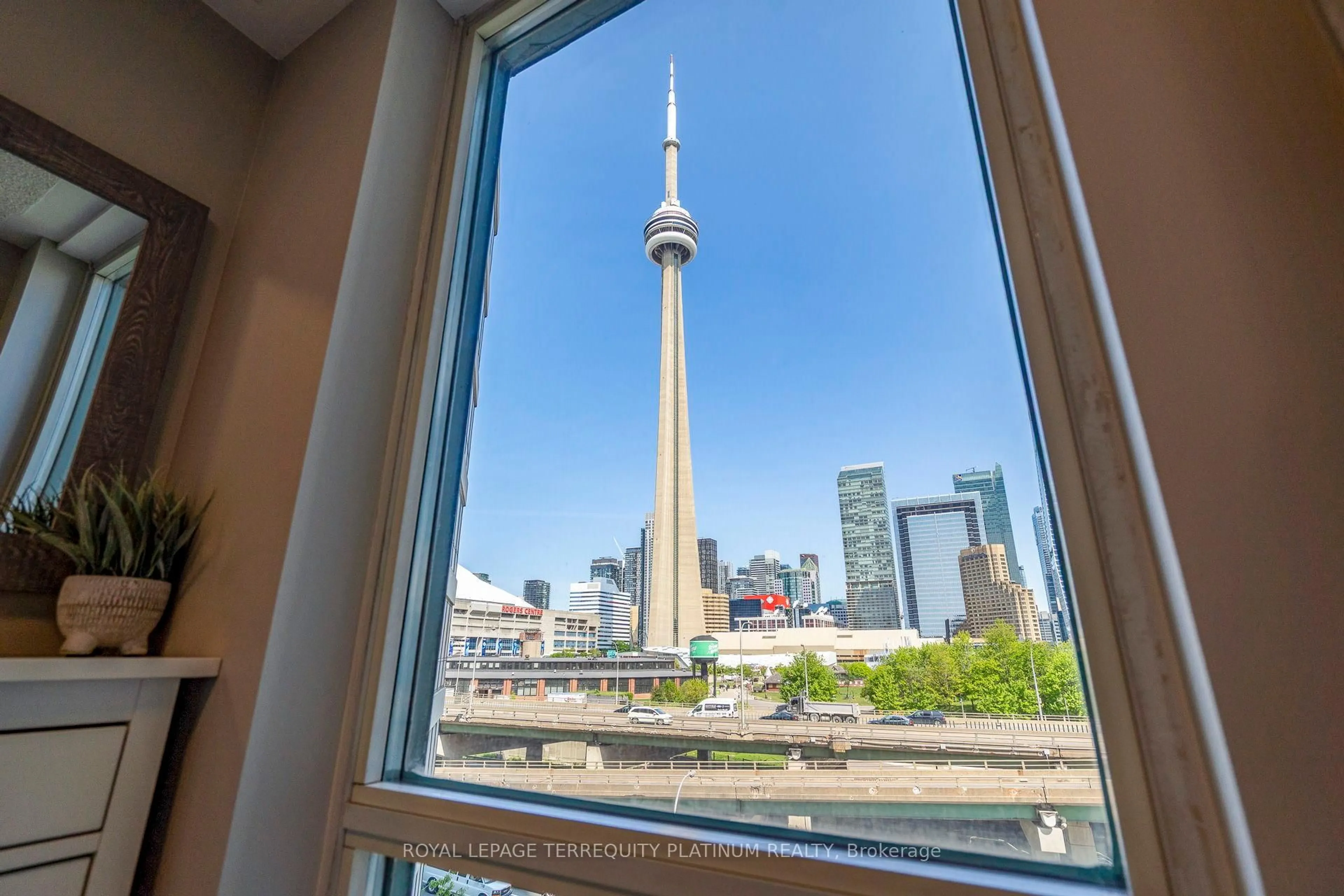Unknown for 228 Queens Quay #702, Toronto Ontario M5J 2X1