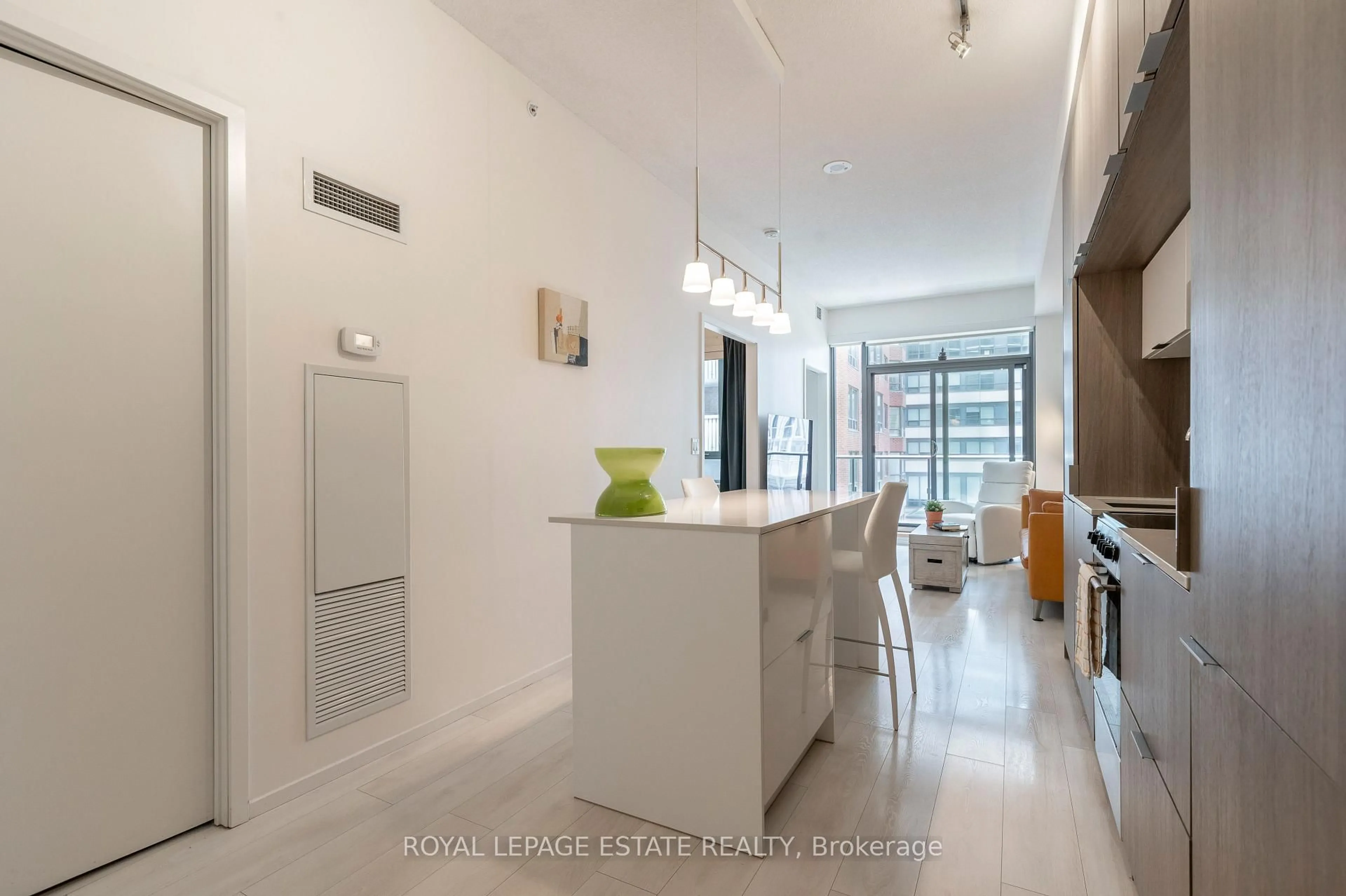 Unknown for 159 Dundas St #404, Toronto Ontario M5B 0A9