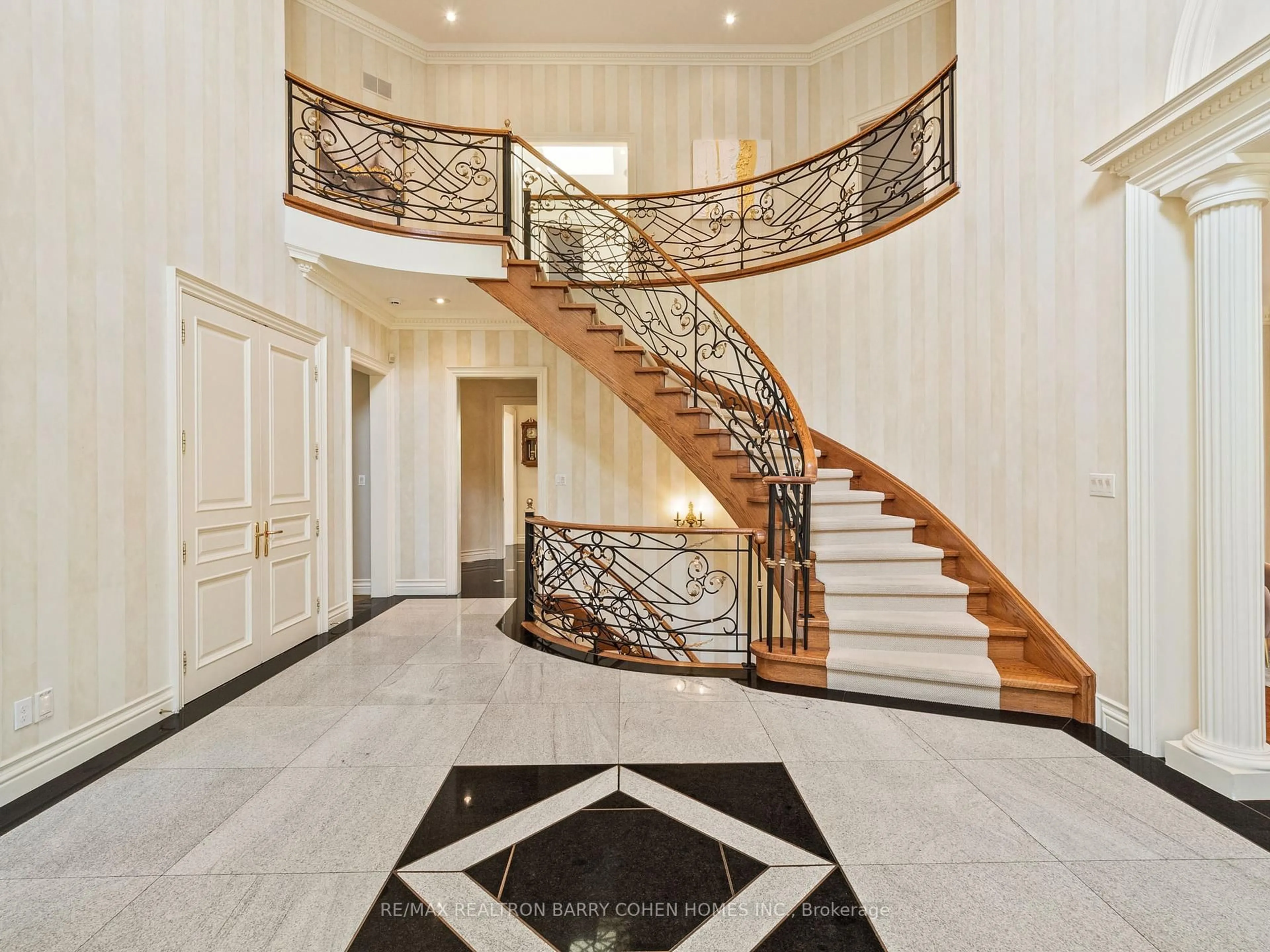 Indoor foyer for 17 Paddock Crt, Toronto Ontario M2L 2A7