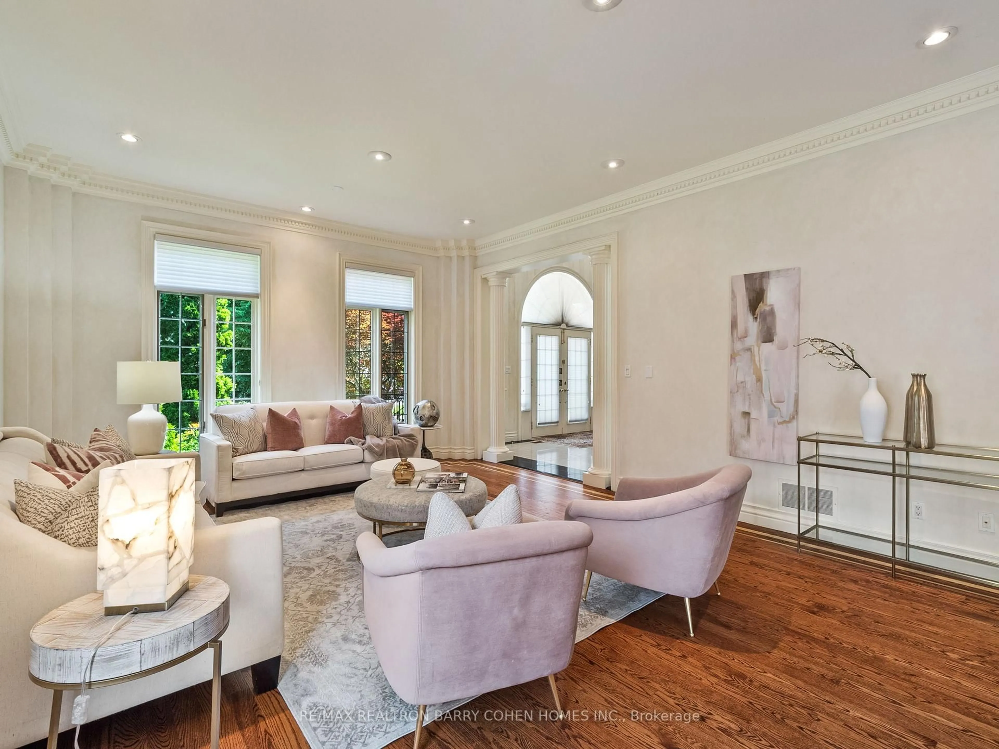 Living room with furniture, unknown for 17 Paddock Crt, Toronto Ontario M2L 2A7