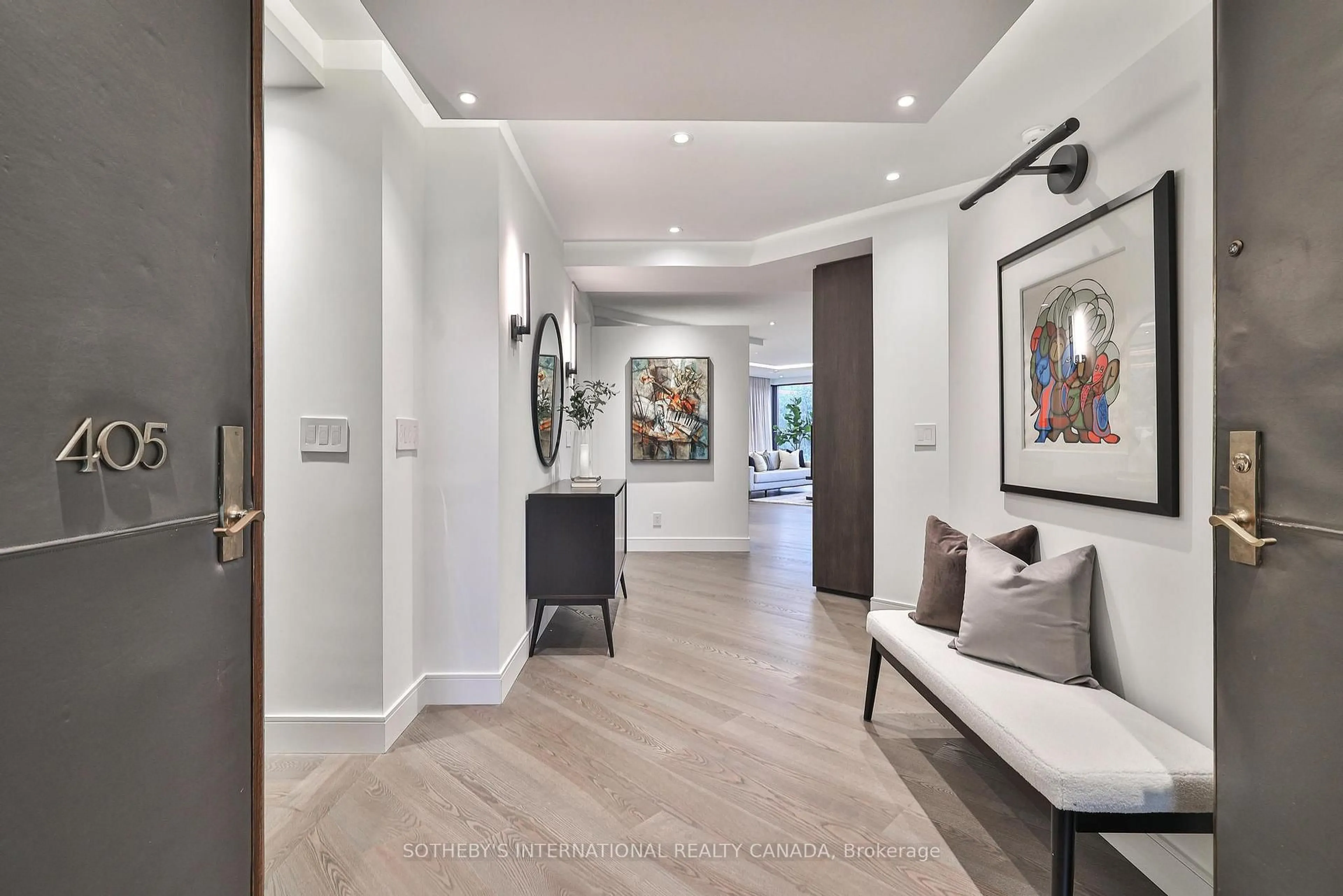 Indoor entryway for 342 Spadina Rd #405, Toronto Ontario M5P 2V4