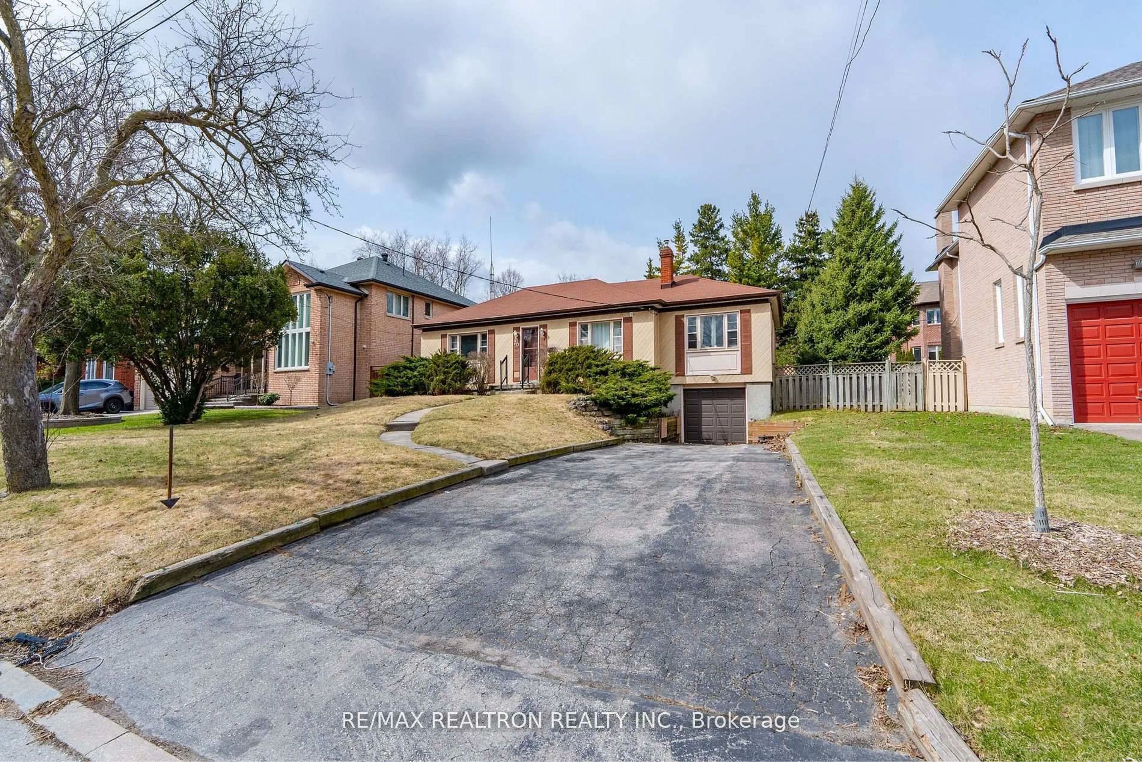 A pic from outside/outdoor area/front of a property/back of a property/a pic from drone, street for 30 Lawnview Dr, Toronto Ontario M2N 5J8