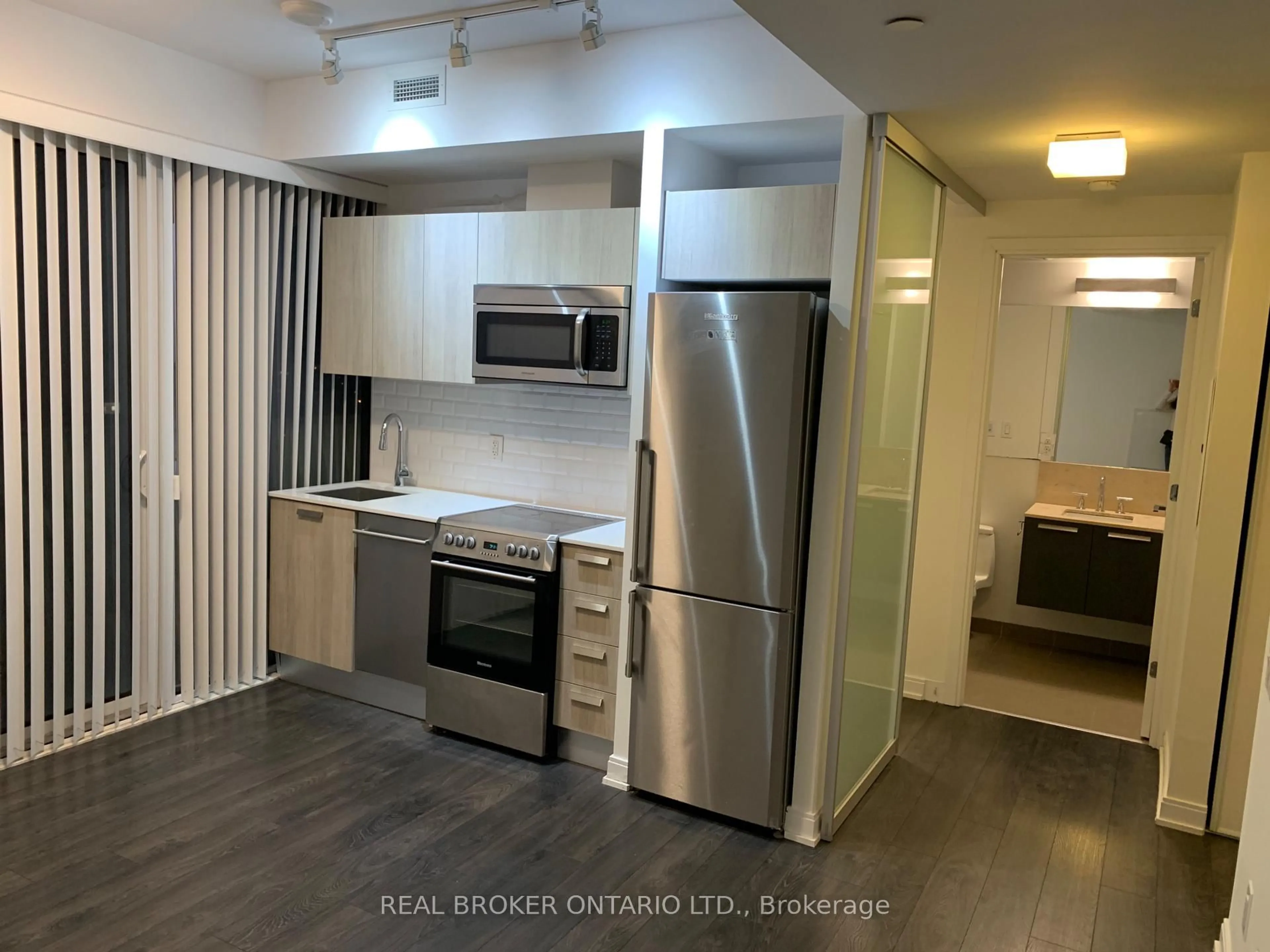 Standard kitchen, wood/laminate floor for 42 Charles St #1101, Toronto Ontario M4Y 0B7
