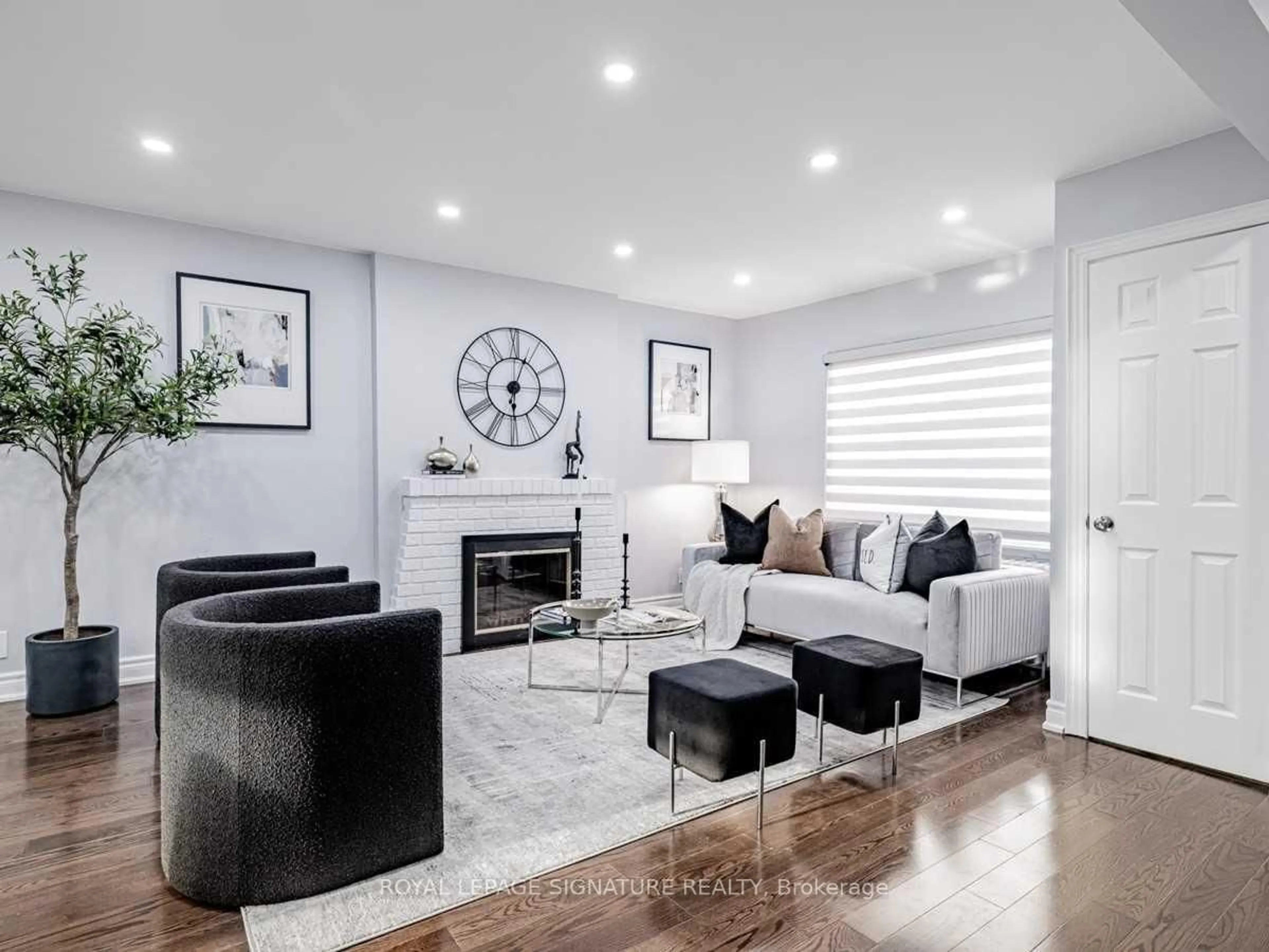 Living room with furniture, unknown for 23 Lorindale Ave, Toronto Ontario M5M 3C3