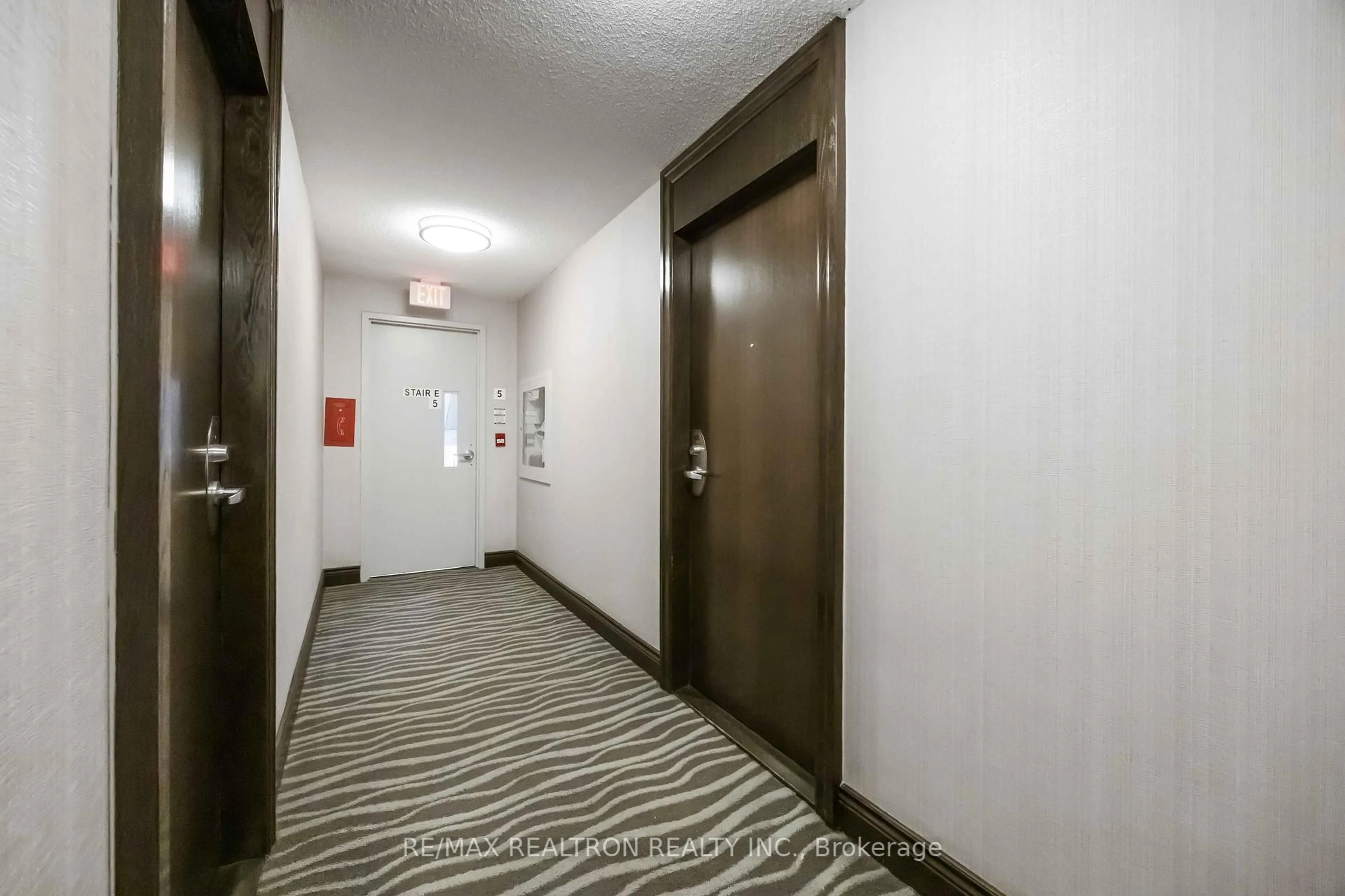 Indoor foyer for 25 Lower Simcoe St #525, Toronto Ontario M5J 3A1