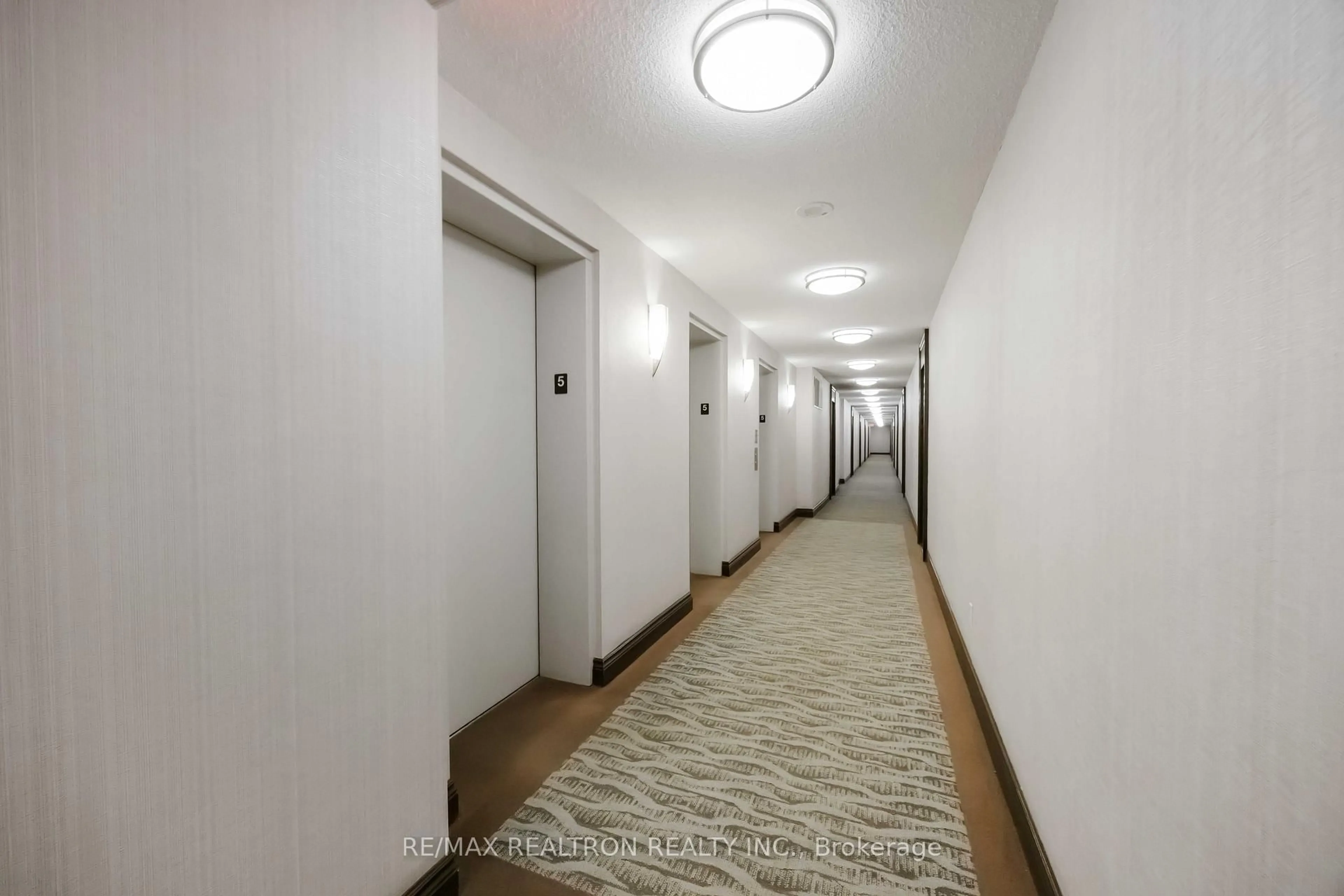 Indoor foyer for 25 Lower Simcoe St #525, Toronto Ontario M5J 3A1