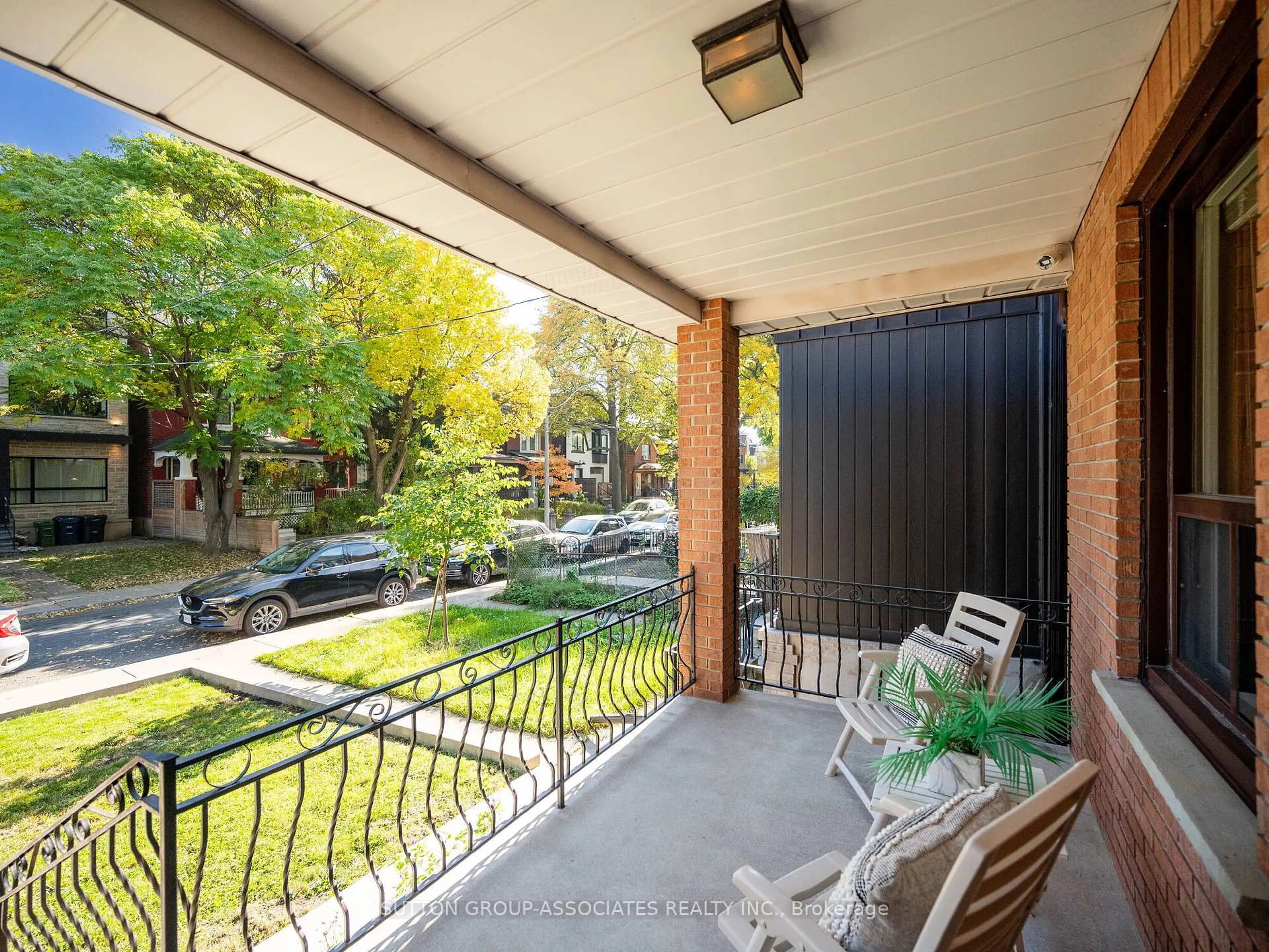 Patio, street for 696 Crawford St, Toronto Ontario M6G 3K2