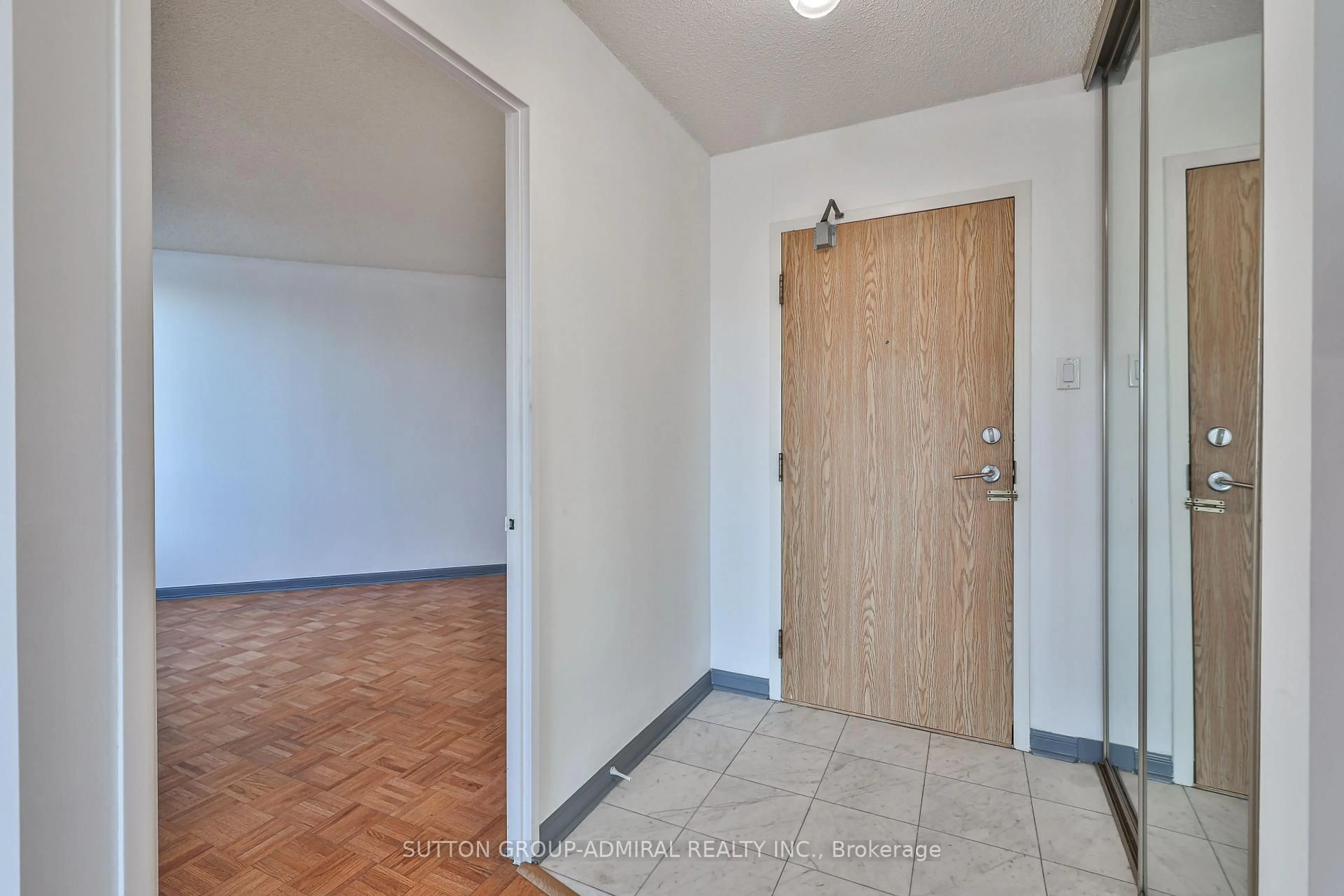 Indoor entryway for 1131 Steeles Ave #314, Toronto Ontario M2R 3W8