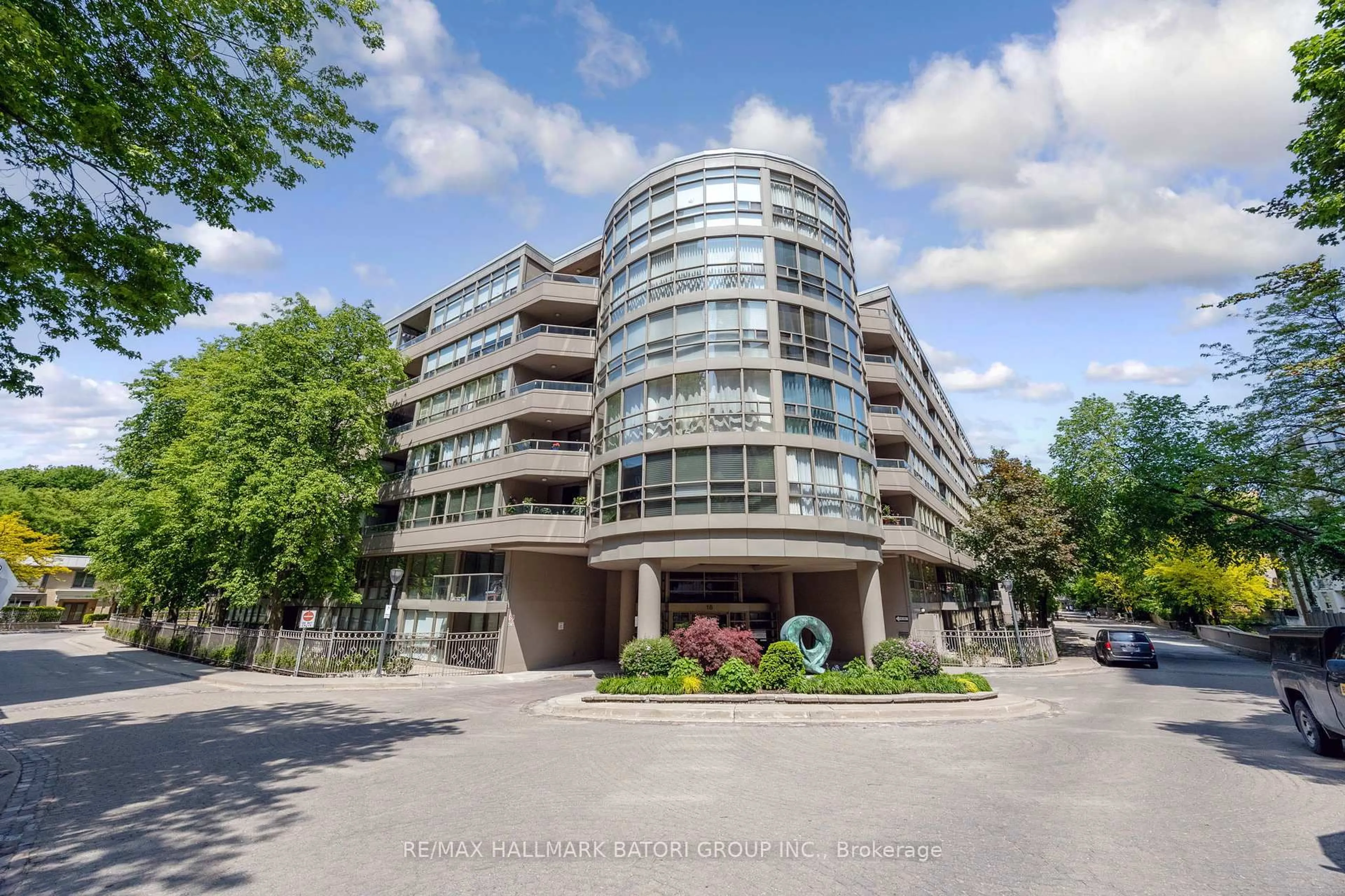 Indoor foyer for 18 Lower Village Gate #708, Toronto Ontario M5P 3M1
