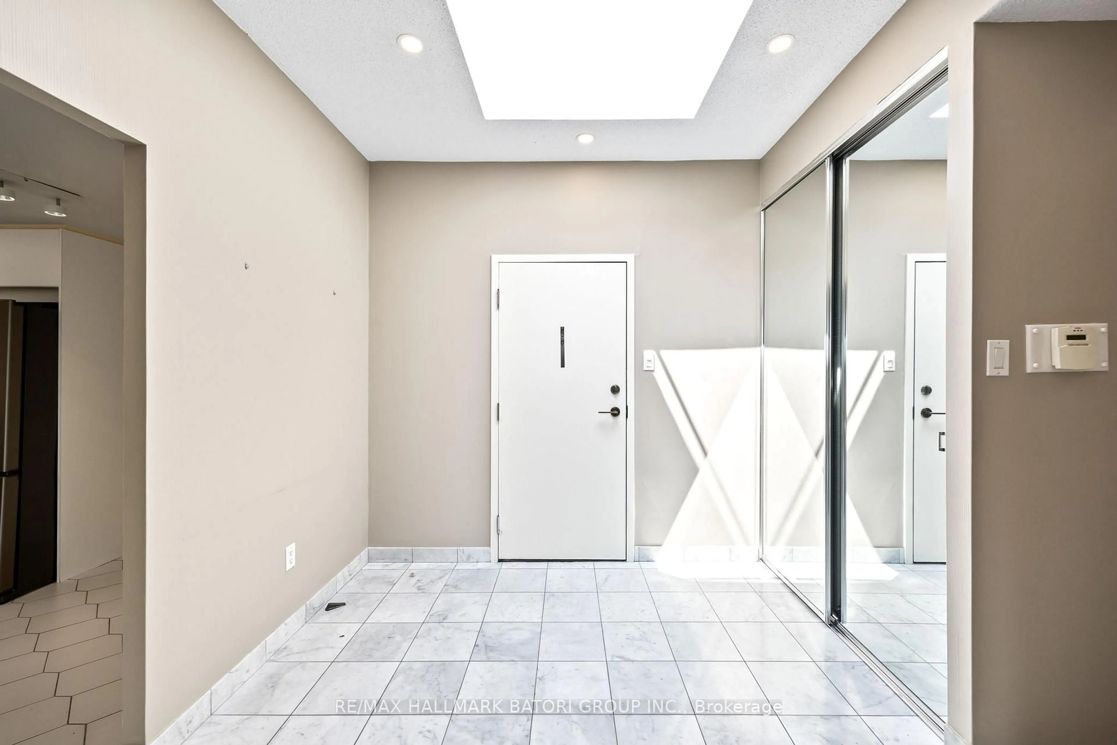 Indoor foyer for 18 Lower Village Gate #708, Toronto Ontario M5P 3M1