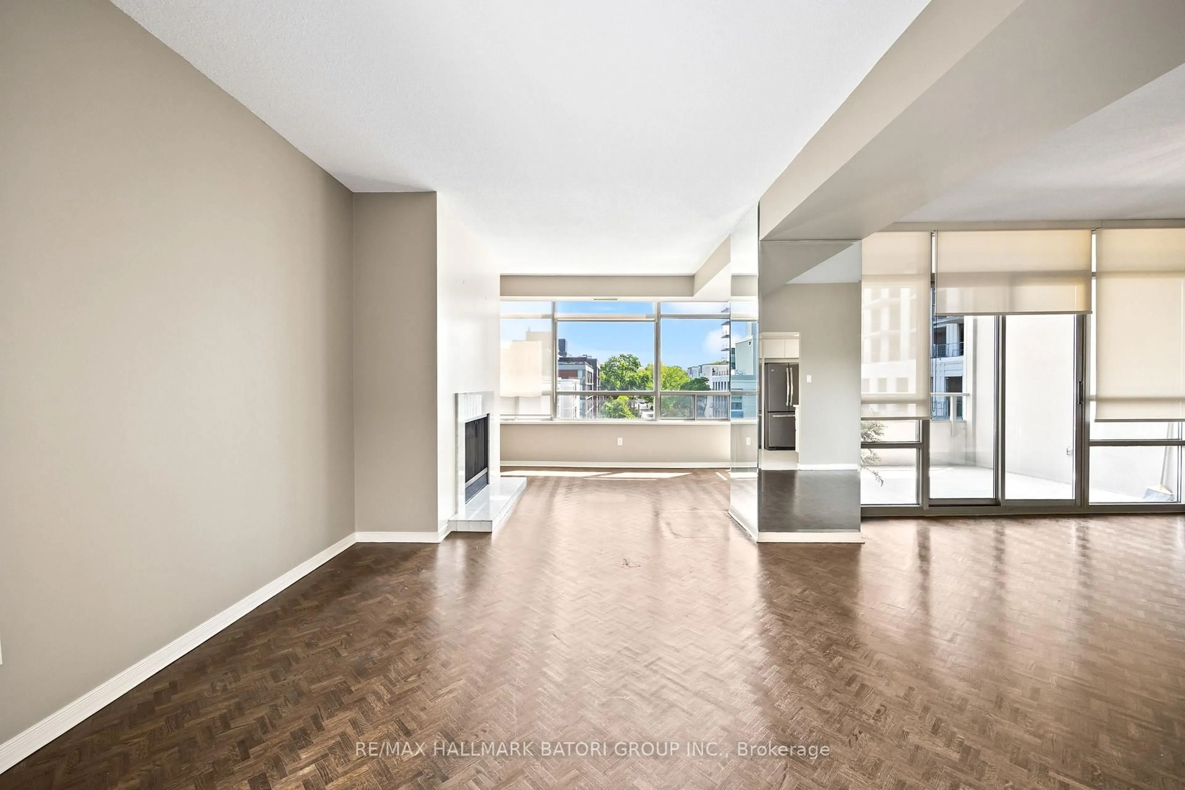 Indoor foyer for 18 Lower Village Gate #708, Toronto Ontario M5P 3M1