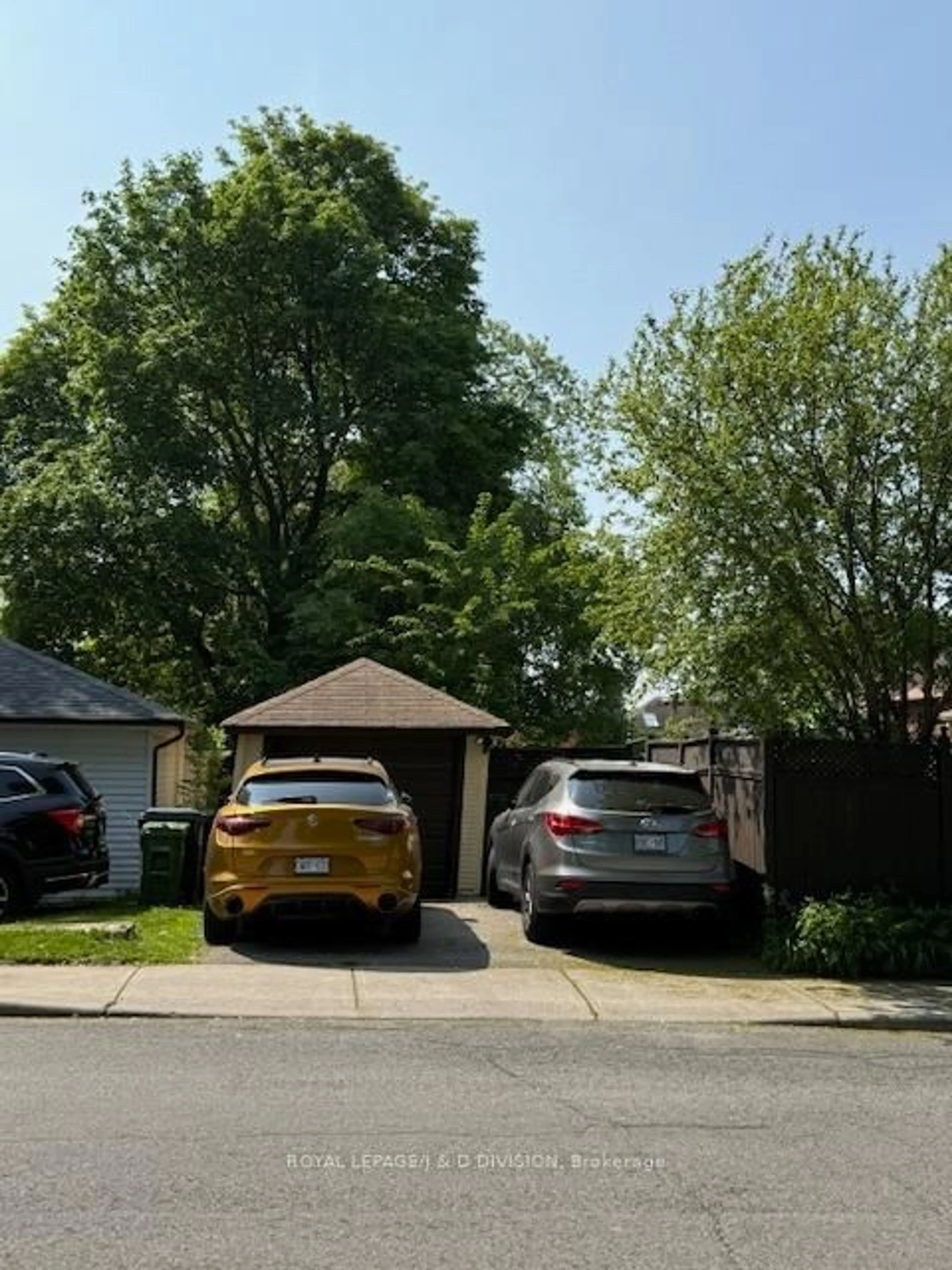 A pic from outside/outdoor area/front of a property/back of a property/a pic from drone, street for 77 College View Ave, Toronto Ontario M5P 3M8
