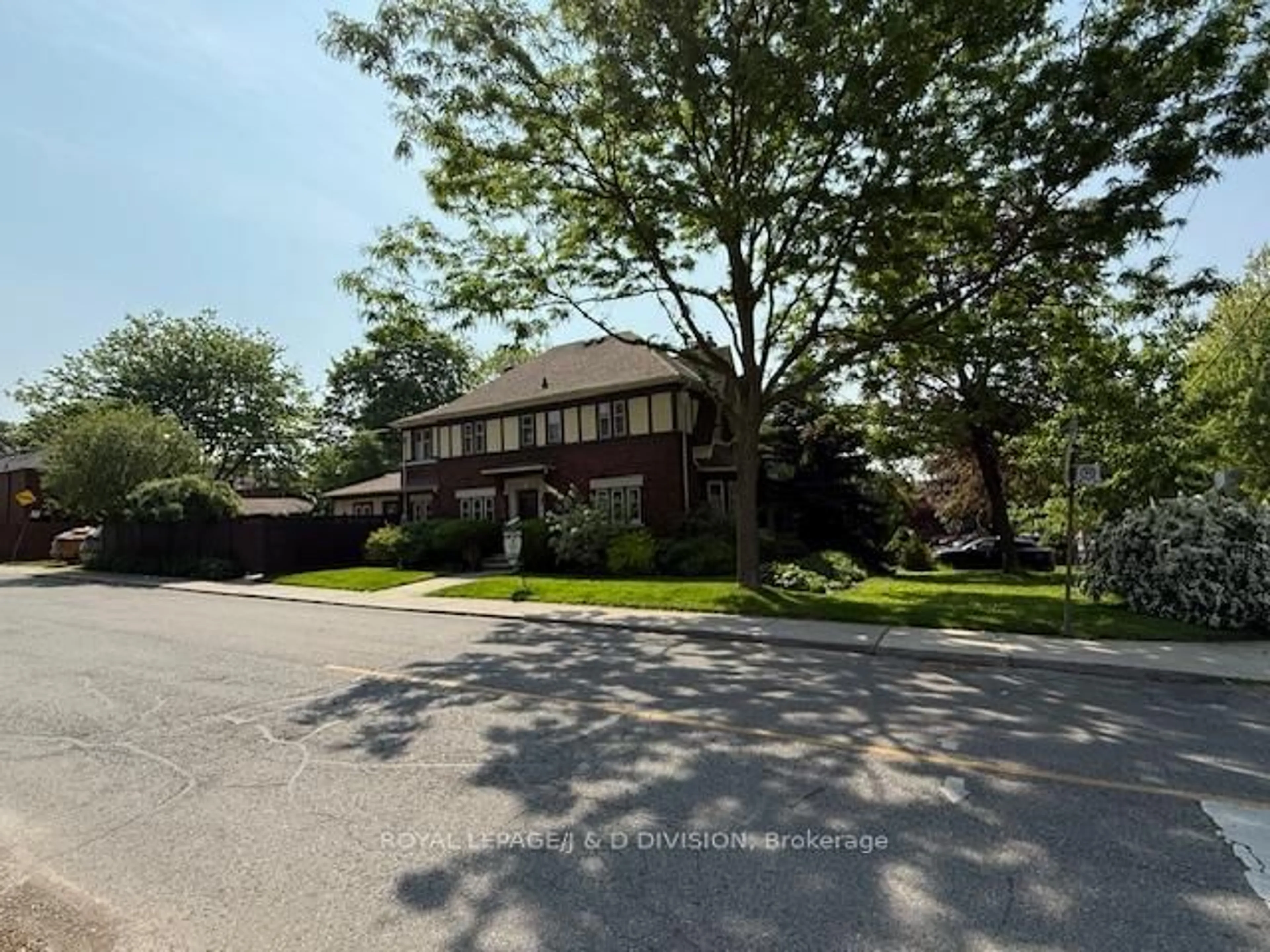 A pic from outside/outdoor area/front of a property/back of a property/a pic from drone, street for 77 College View Ave, Toronto Ontario M5P 3M8