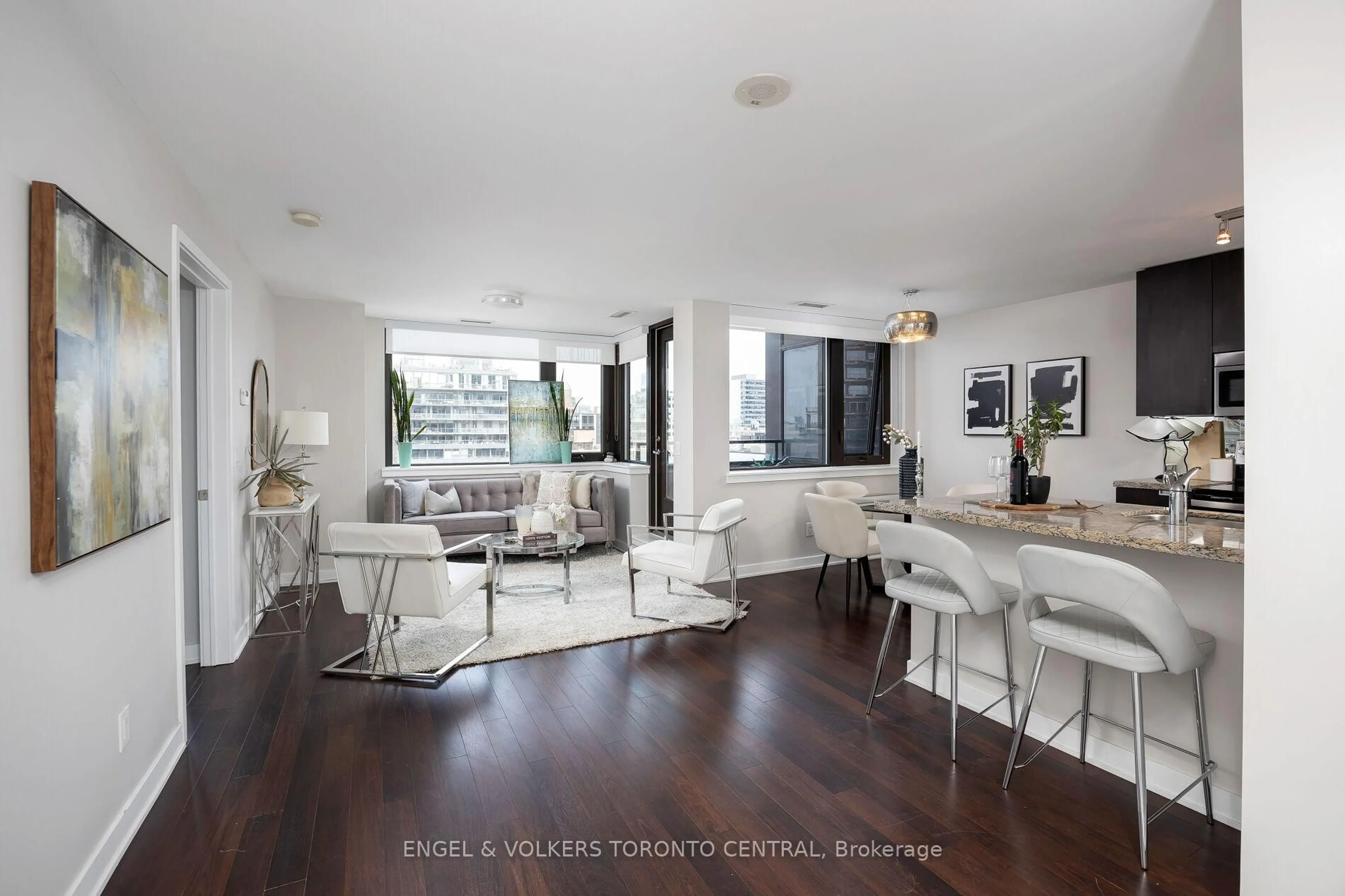 Living room with furniture, unknown for 400 Wellington St #1001, Toronto Ontario M5J 2N7