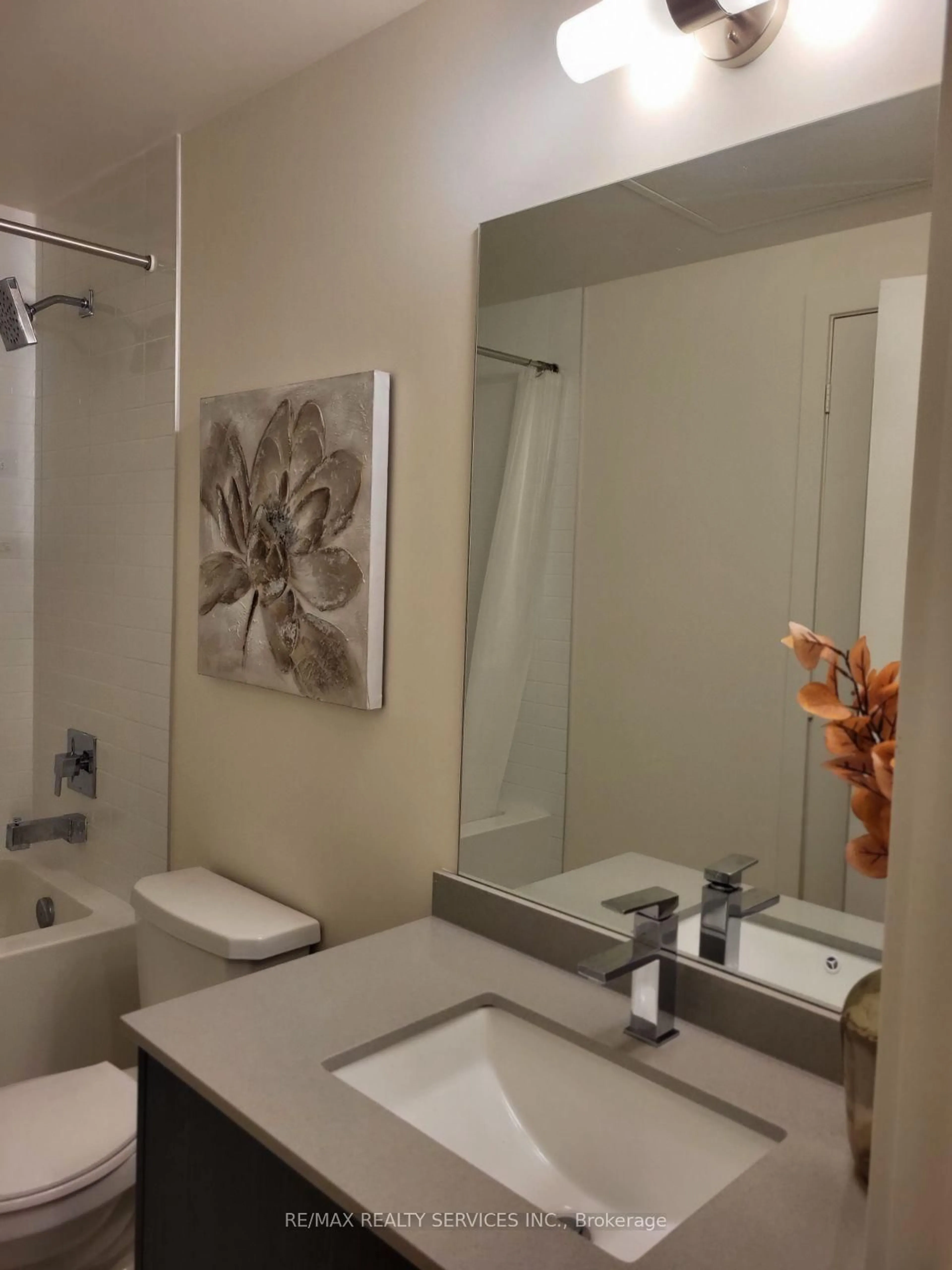 Standard bathroom, unknown for 330 Richmond St #1808, Toronto Ontario M5V 0M4