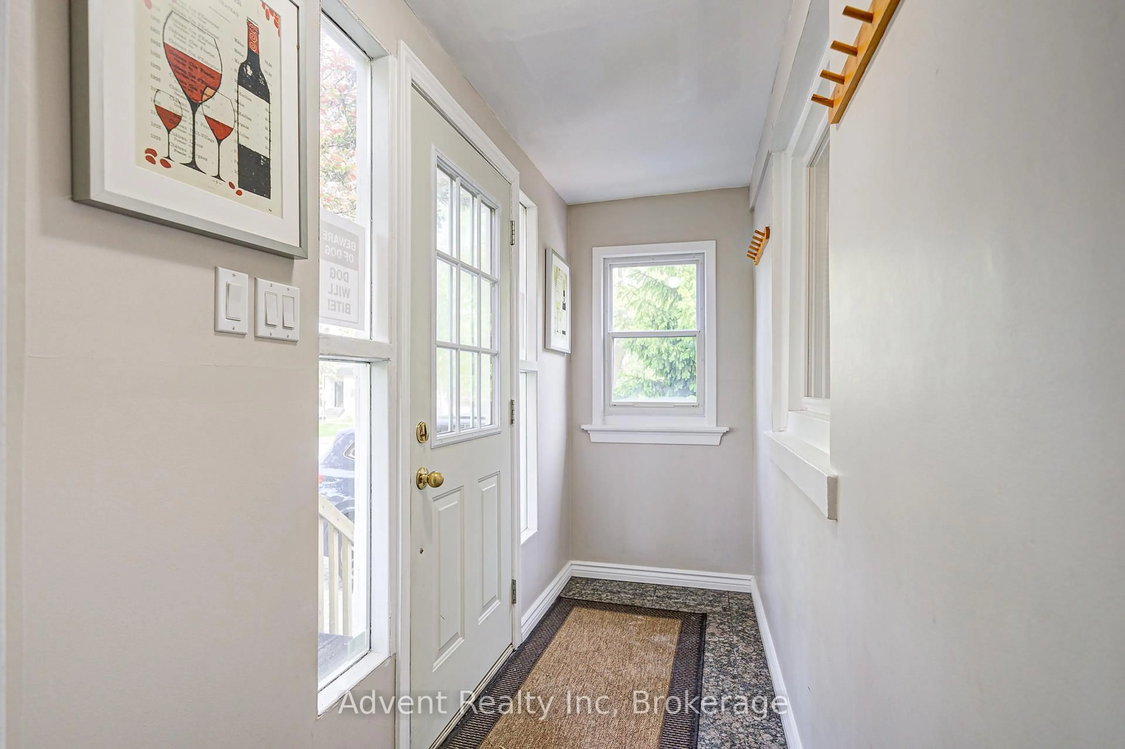 Indoor entryway for 223 Willowdale Ave, Toronto Ontario M2N 4Z4