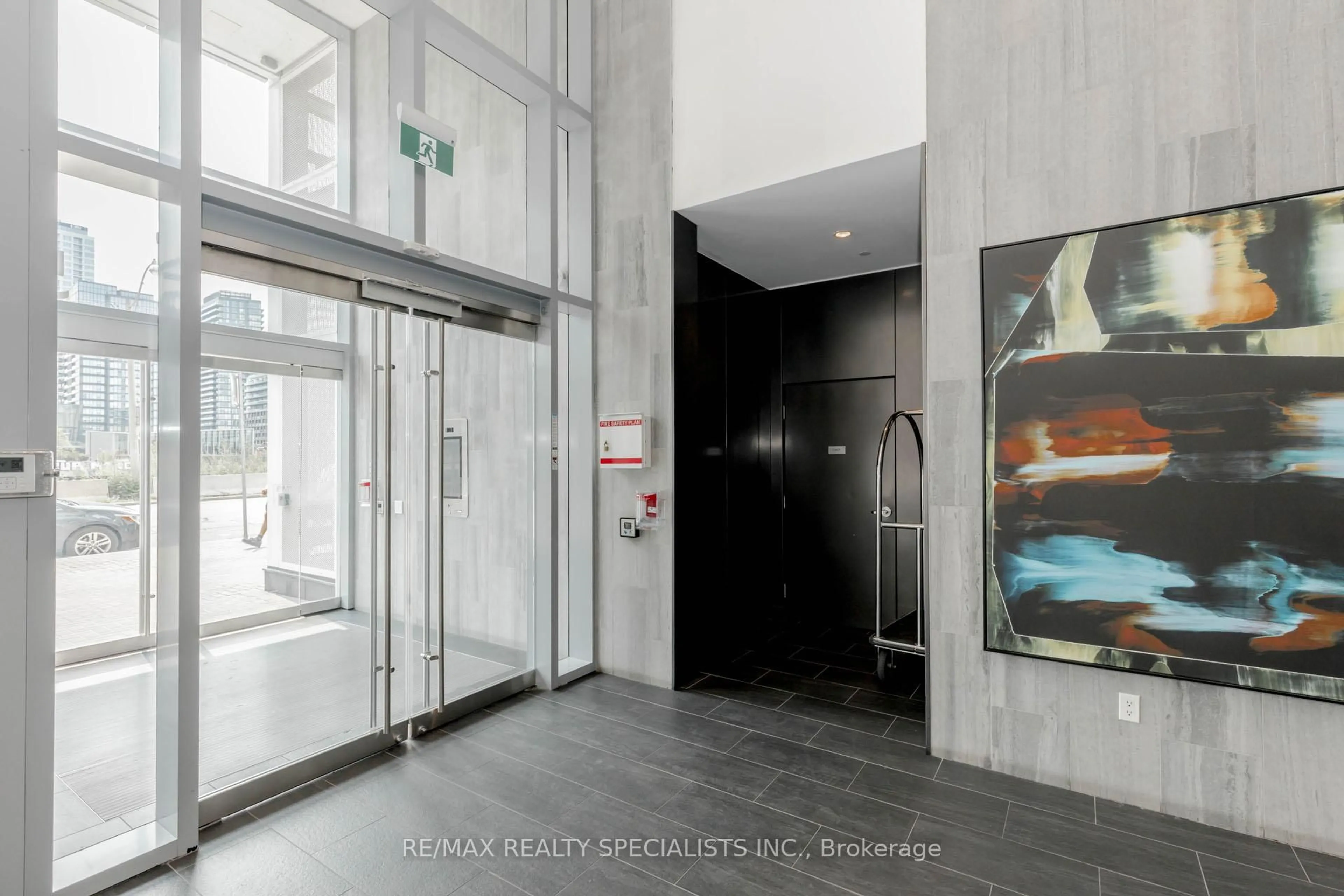 Indoor foyer for 576 FRONT St #1705, Toronto Ontario M5V 1C1