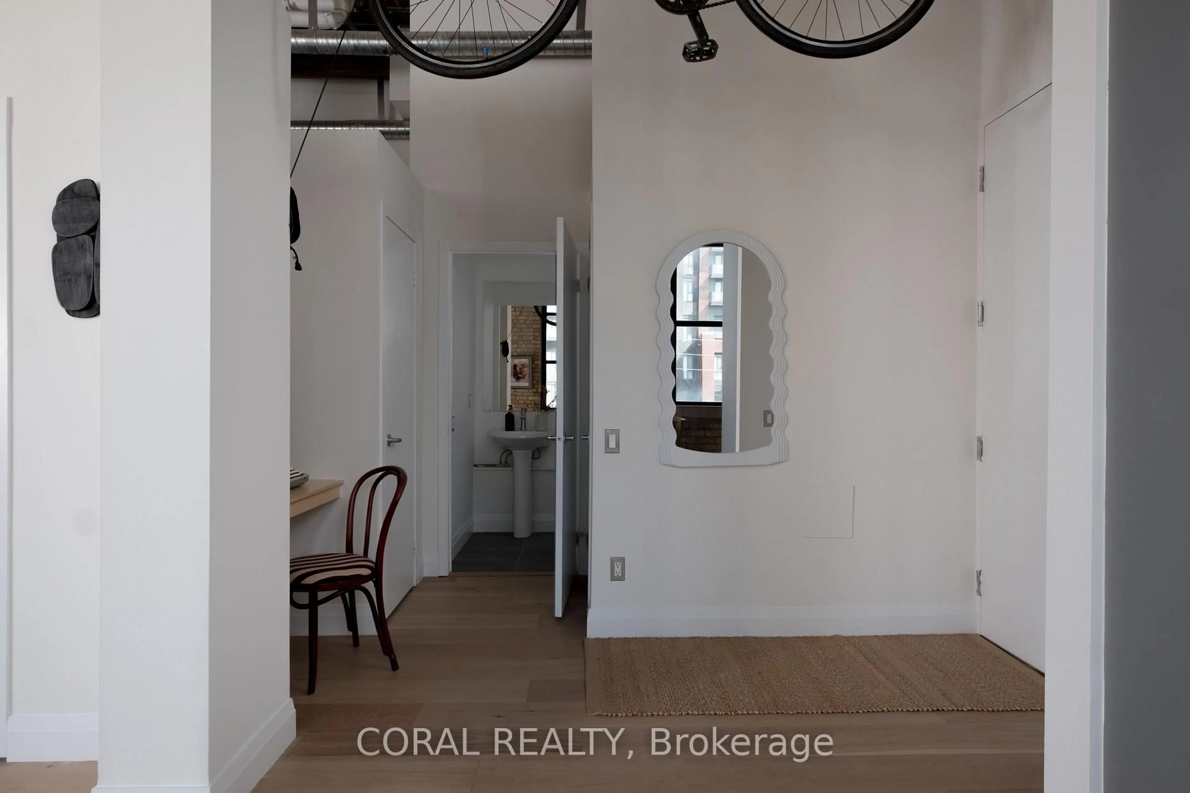 Indoor entryway for 736 Dundas St #407, Toronto Ontario M5A 2C5