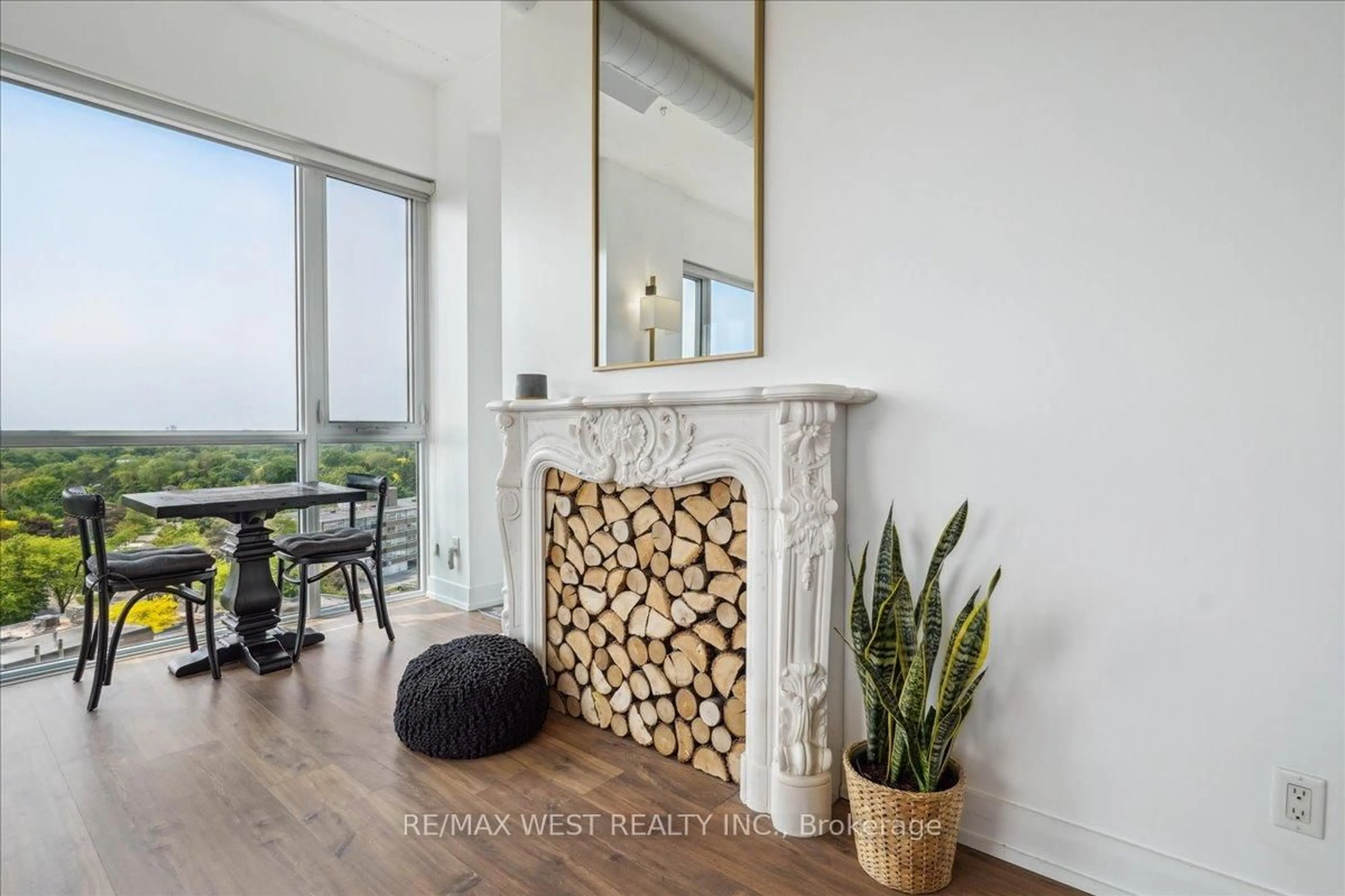 Indoor entryway for 75 The Donway #1010, Toronto Ontario M3C 2E9