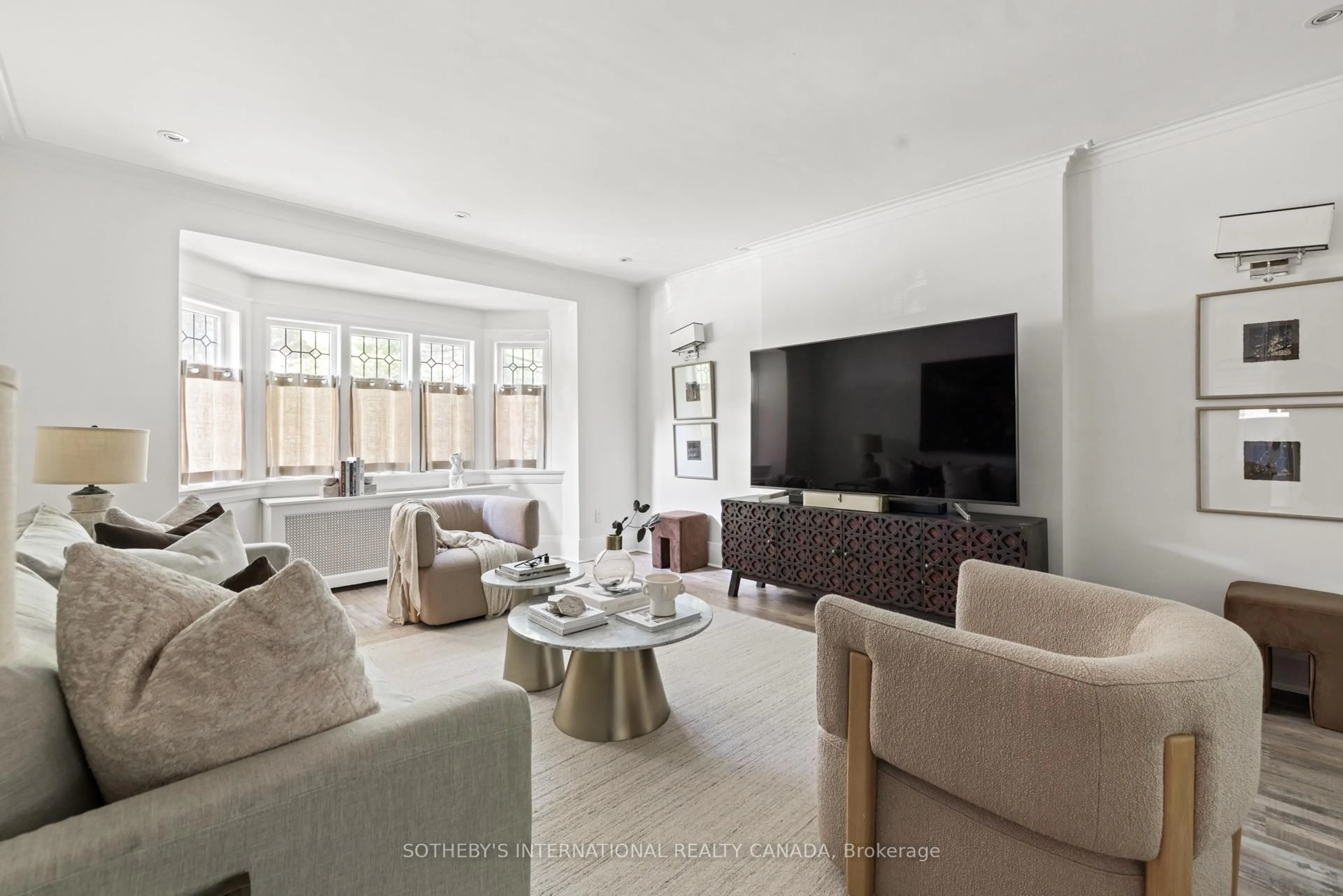 Living room with furniture, unknown for 551 Briar Hill Ave, Toronto Ontario M5N 1N1