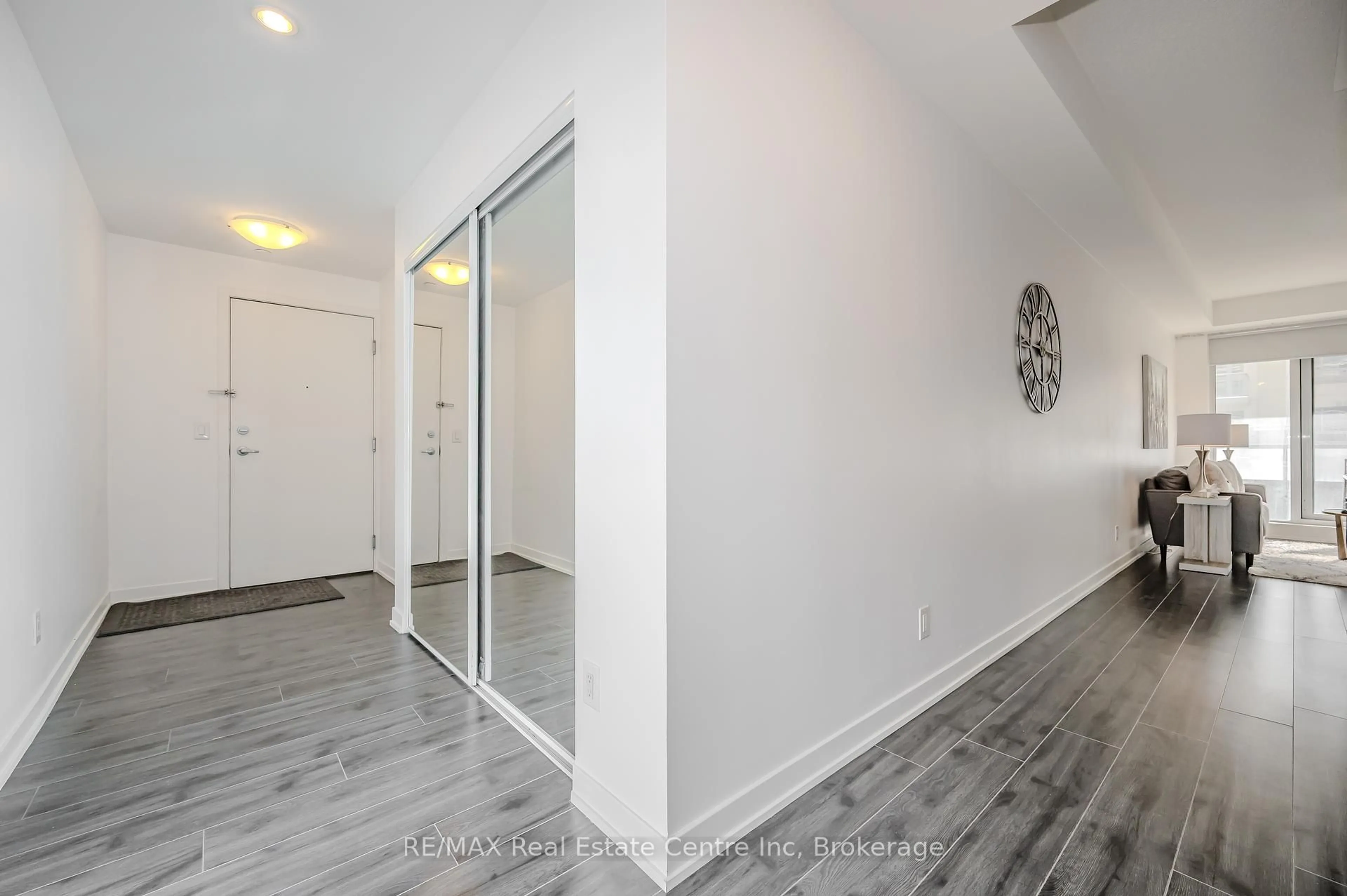 Indoor entryway for 18 Rean Dr #523, Toronto Ontario M2K 0C7