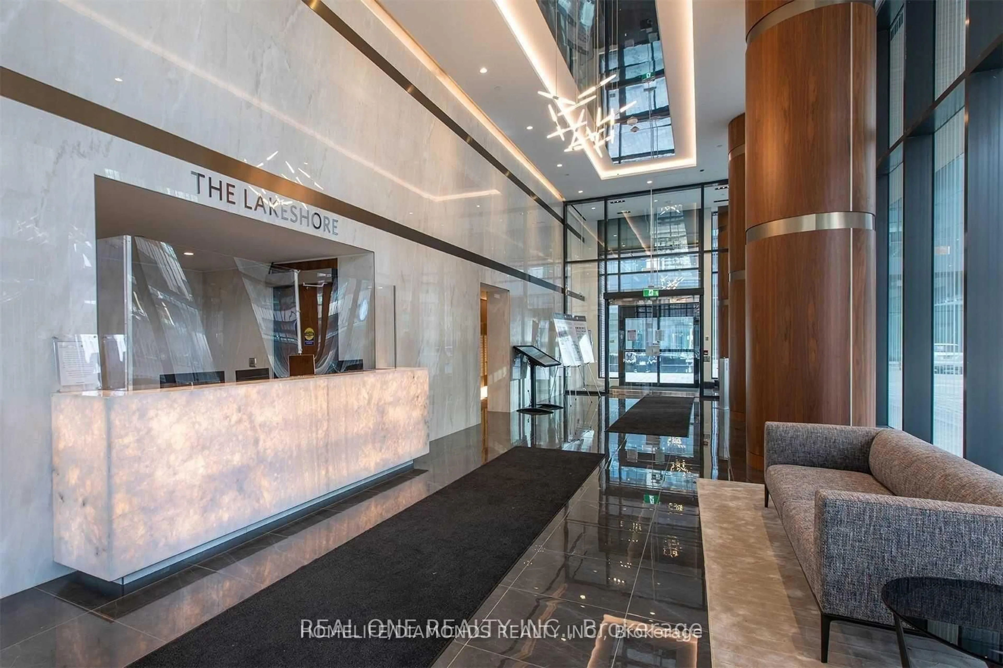 Indoor foyer for 19 BATHURST St #816, Toronto Ontario M6A 2E1