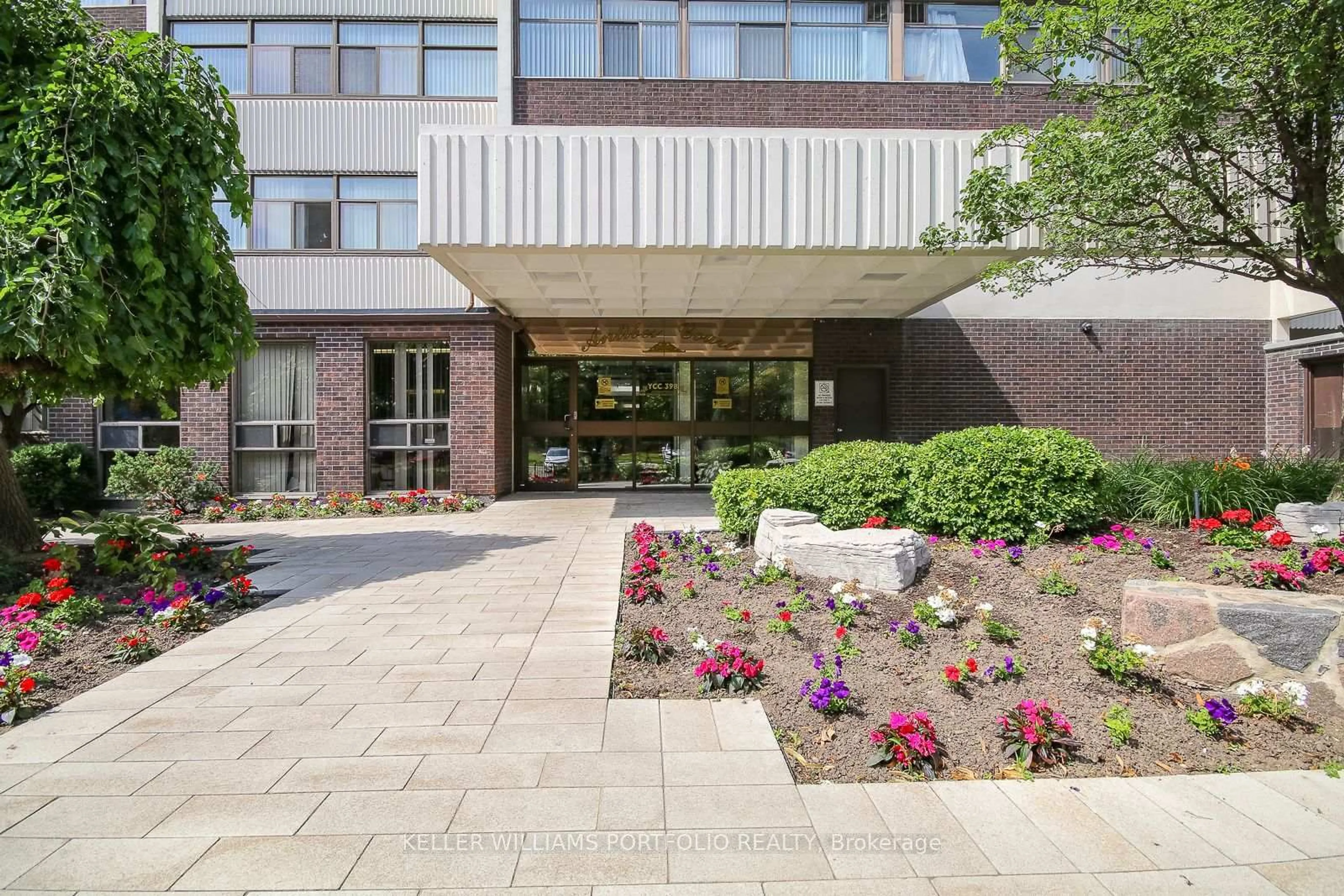 Patio, building for 100 Antibes Dr #702, Toronto Ontario M2R 3N1