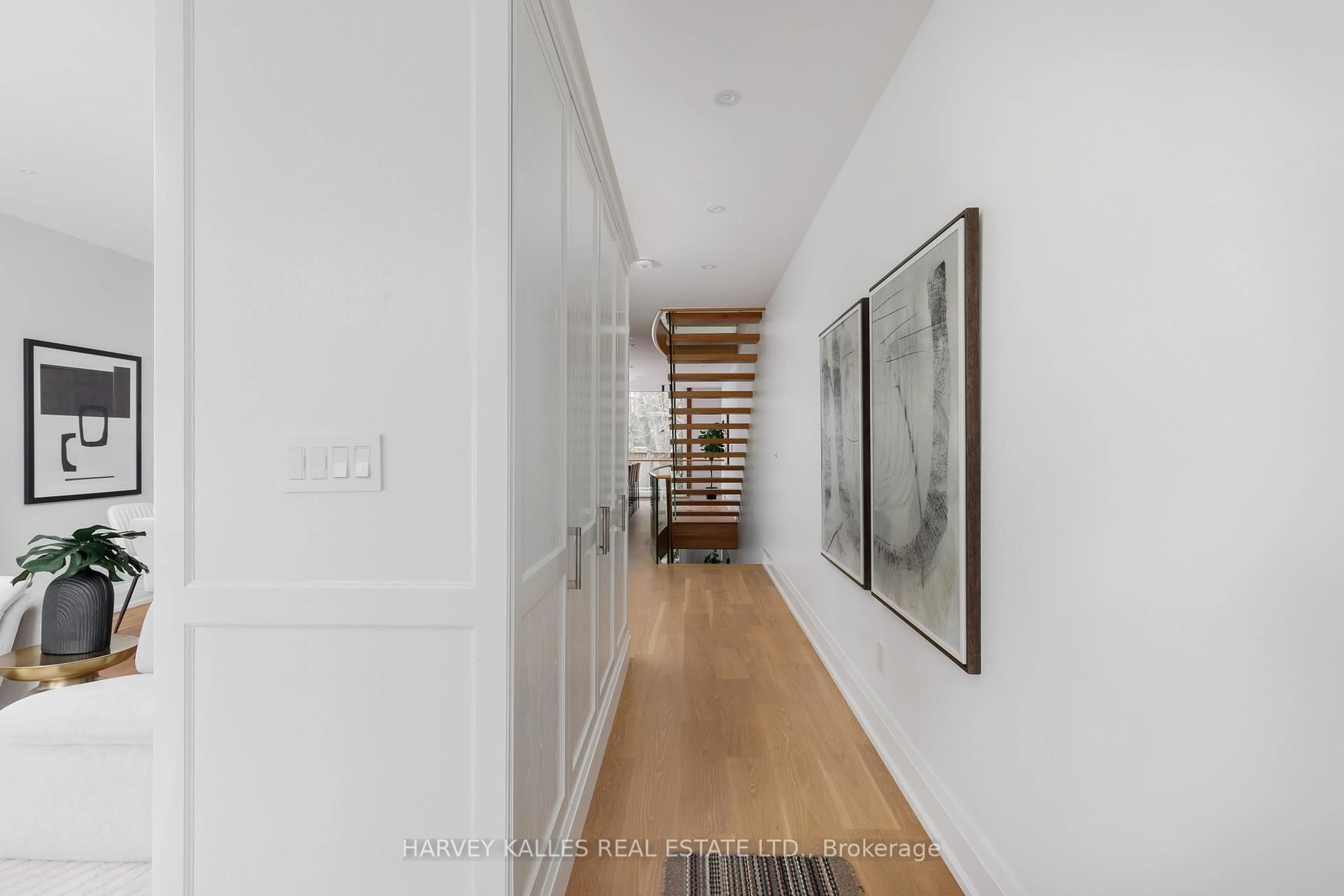 Indoor foyer for 94A Admiral Rd, Toronto Ontario M5R 2L6