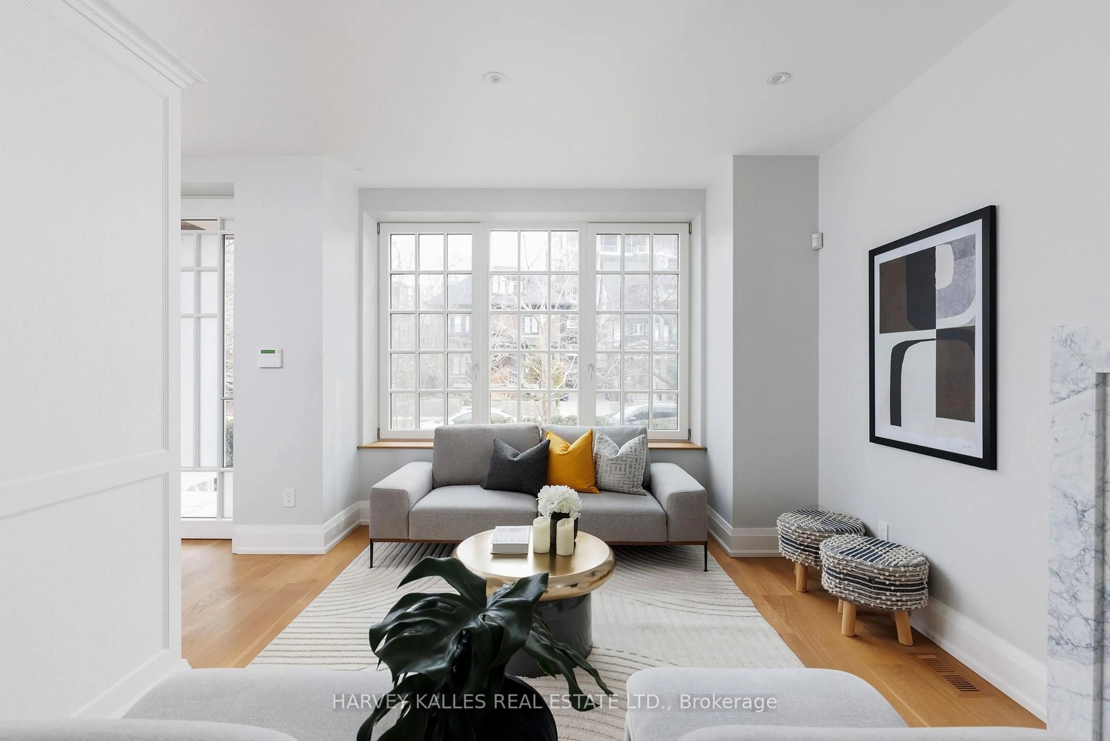 Living room with furniture, unknown for 94A Admiral Rd, Toronto Ontario M5R 2L6