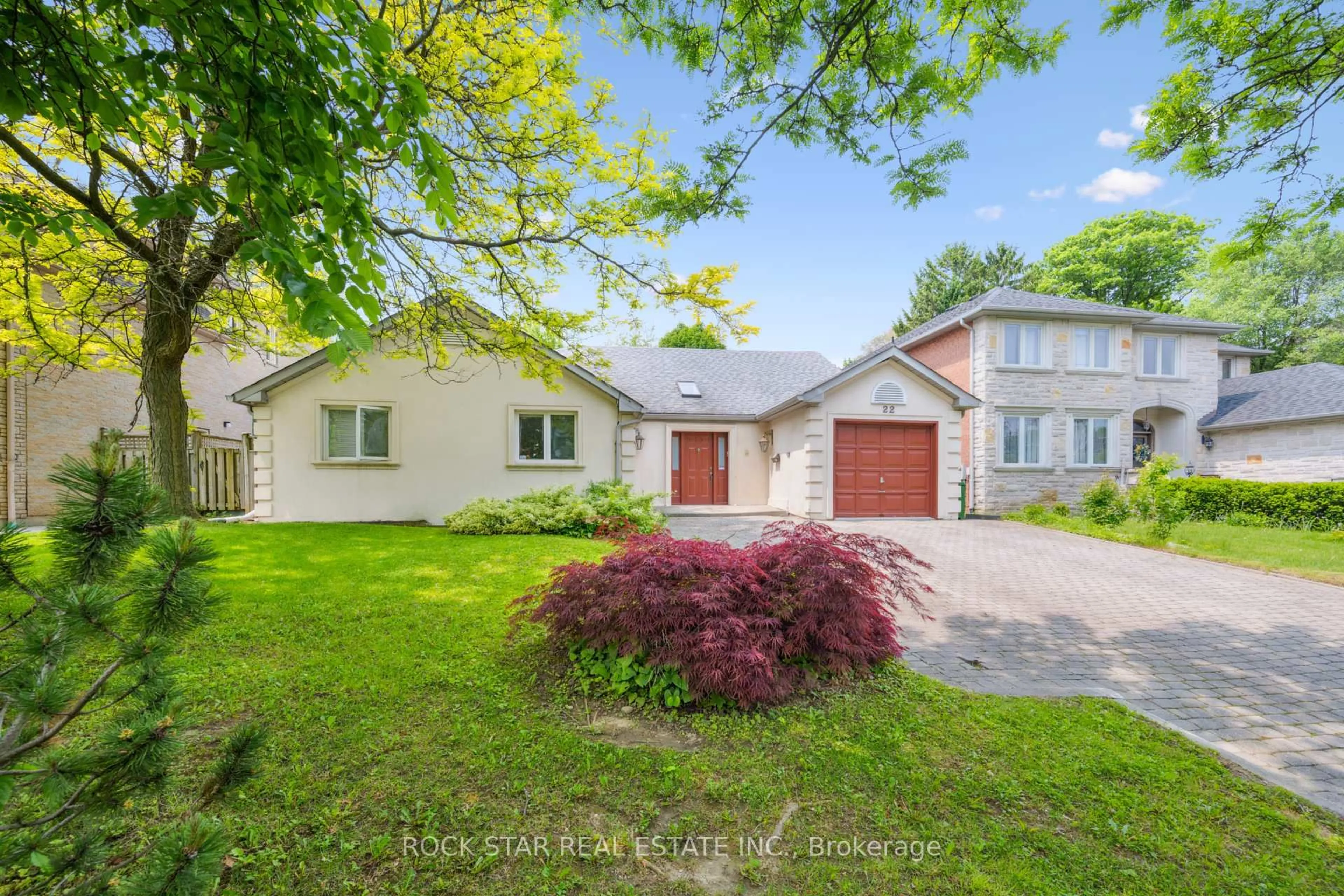 A pic from outside/outdoor area/front of a property/back of a property/a pic from drone, street for 22 Fairmeadow Ave, Toronto Ontario M2P 1W5