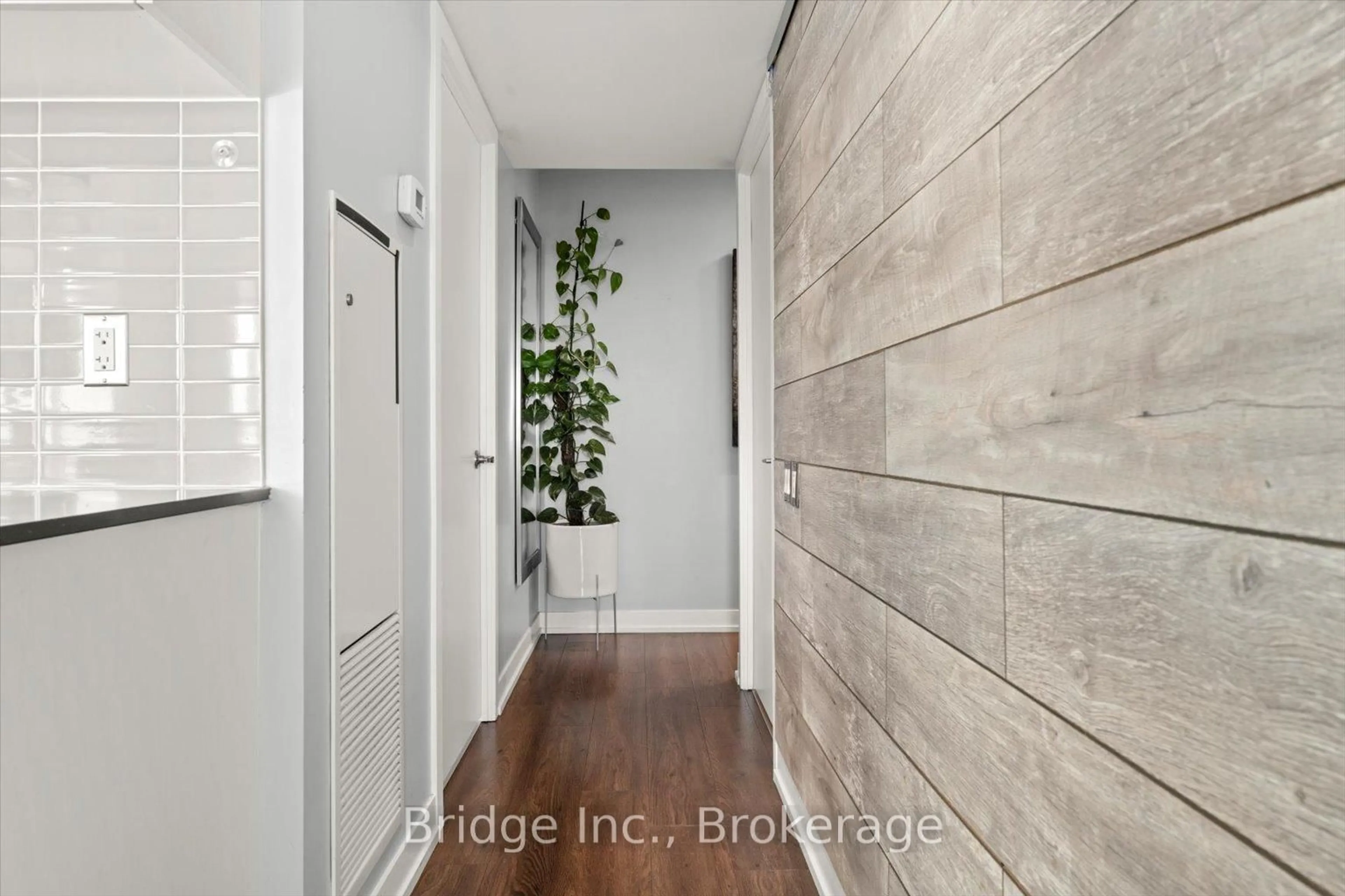 Indoor entryway for 365 Church St #1410, Toronto Ontario M5B 1H6