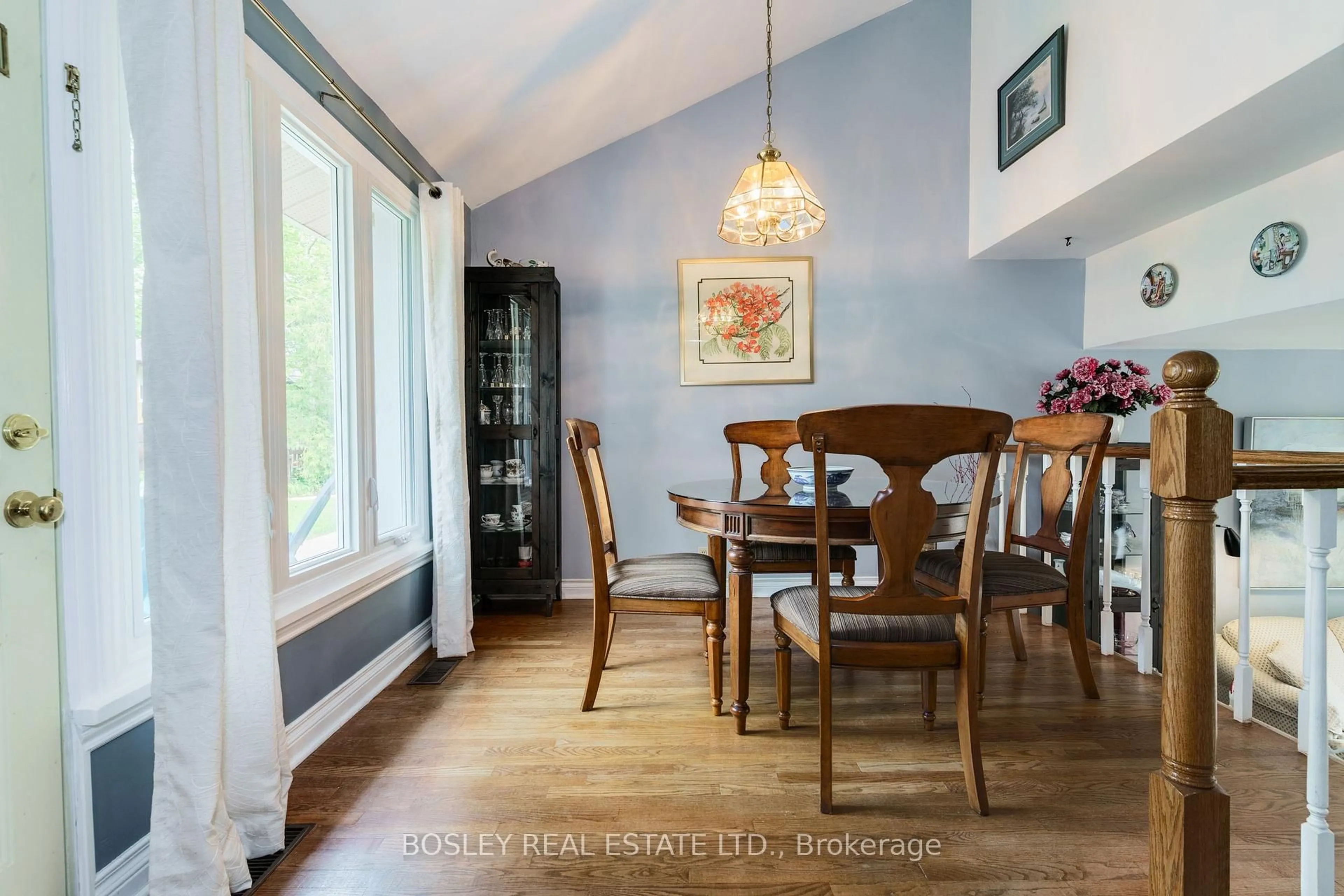 Dining room, wood/laminate floor for 68 Cottonwood Dr, Toronto Ontario M3C 2B4