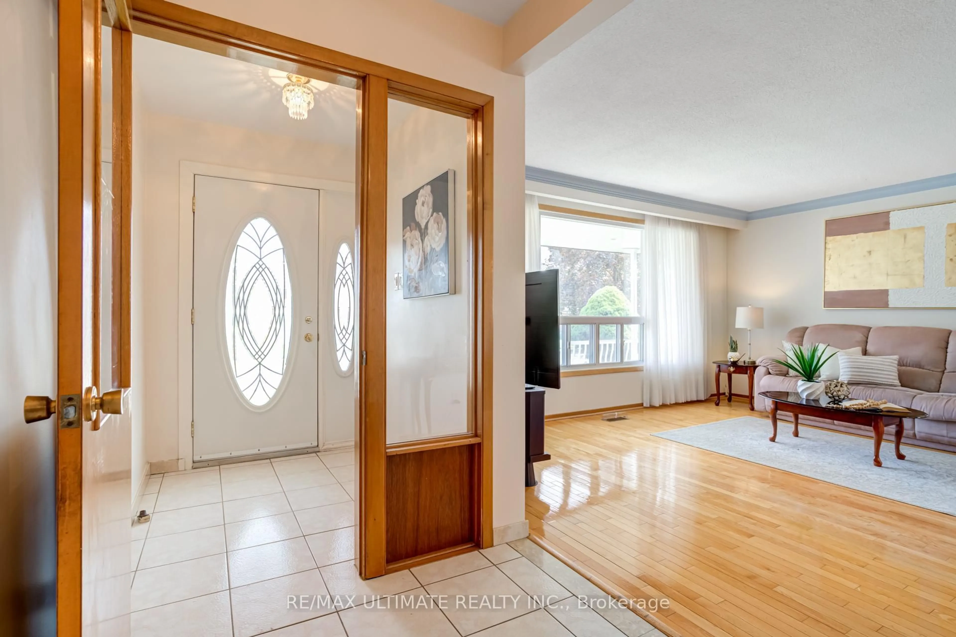 Indoor foyer for 70 Bickerton Cres, Toronto Ontario M2J 3T1