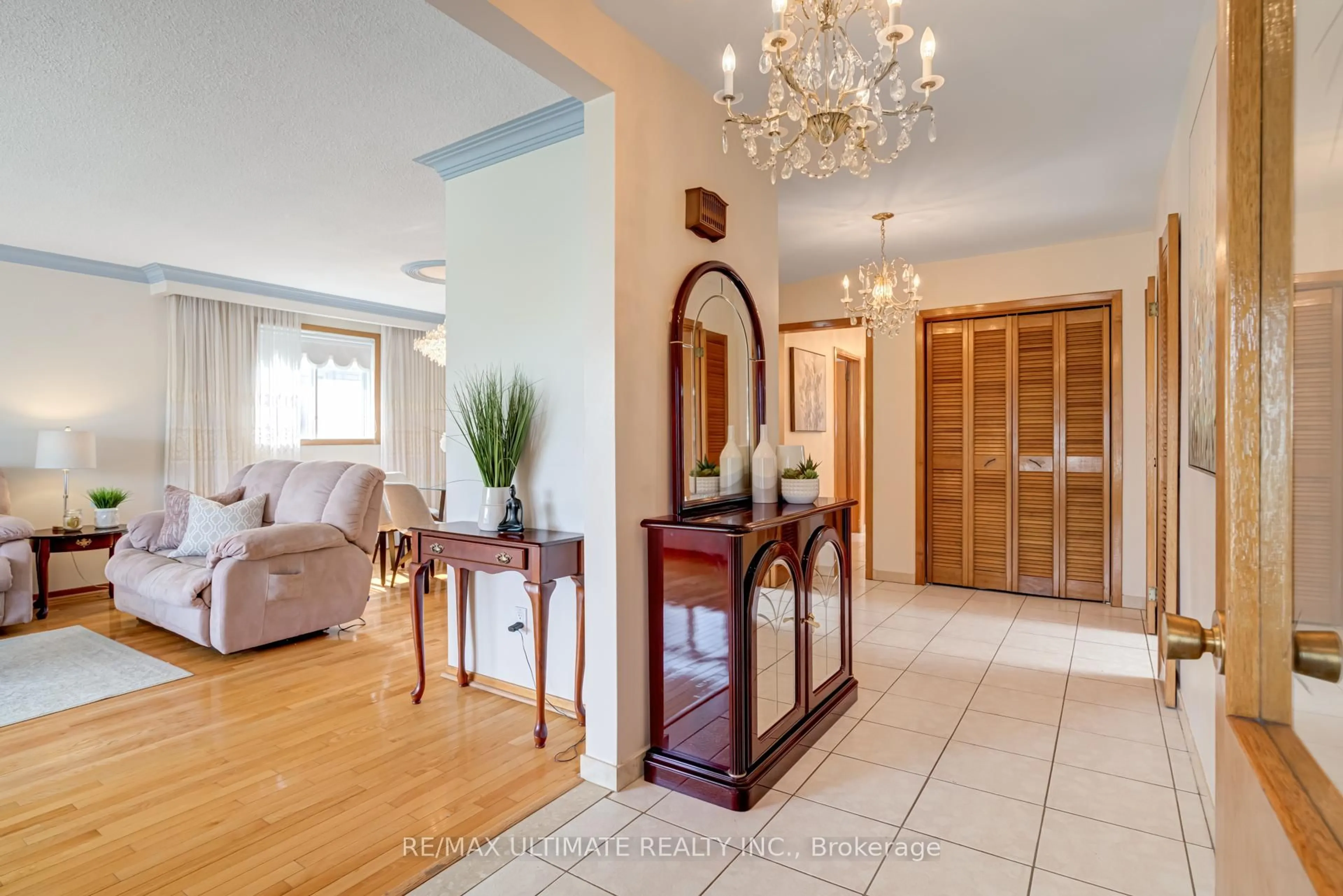 Indoor foyer for 70 Bickerton Cres, Toronto Ontario M2J 3T1