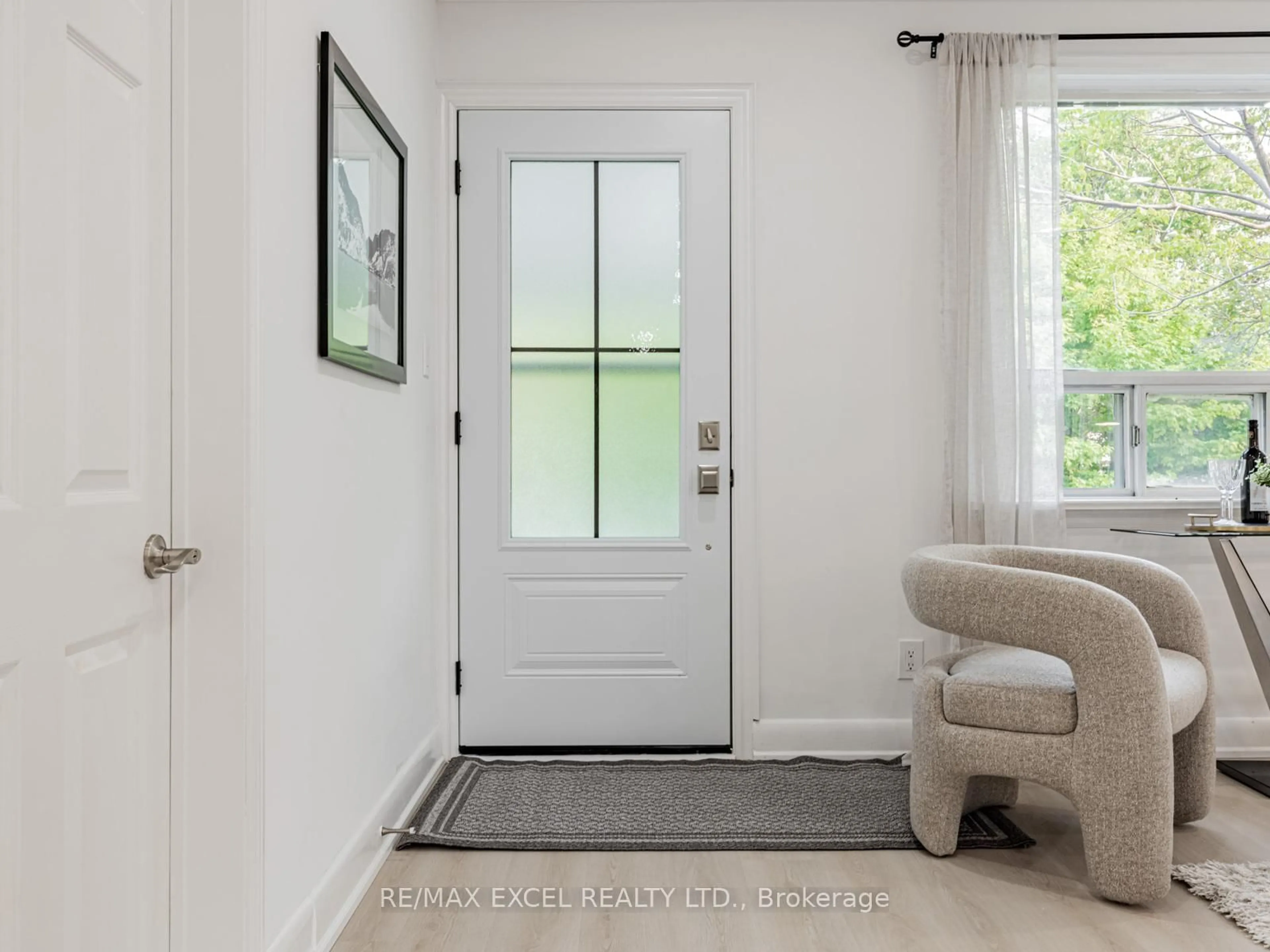 Indoor entryway for 106 Pleasant Ave, Toronto Ontario M2M 1M1