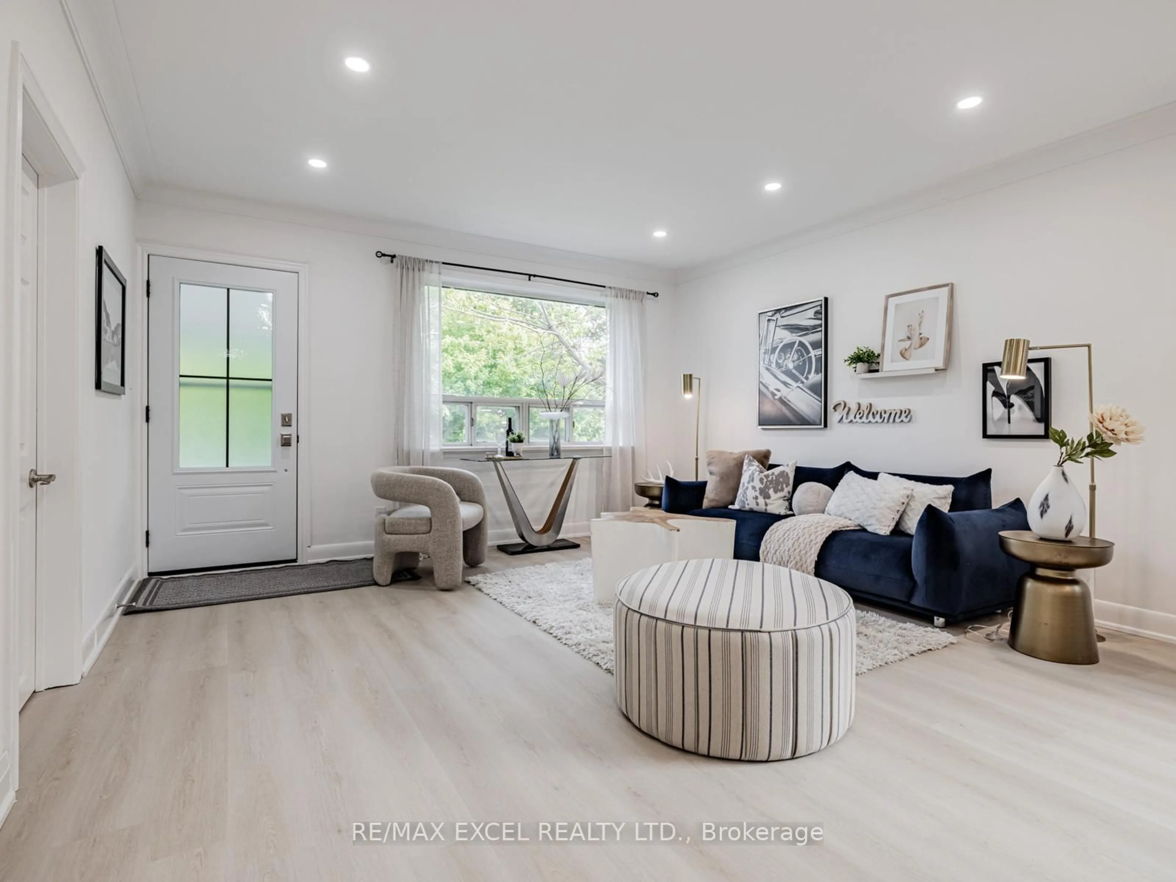 Living room with furniture, unknown for 106 Pleasant Ave, Toronto Ontario M2M 1M1