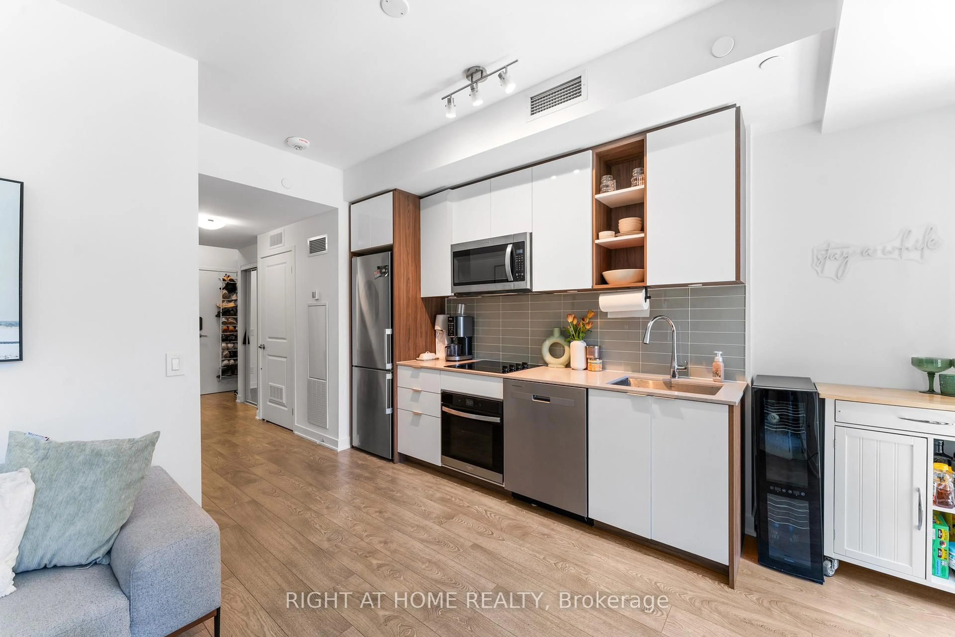 Open concept kitchen, unknown for 543 Richmond St #334, Toronto Ontario M5V 1Y6