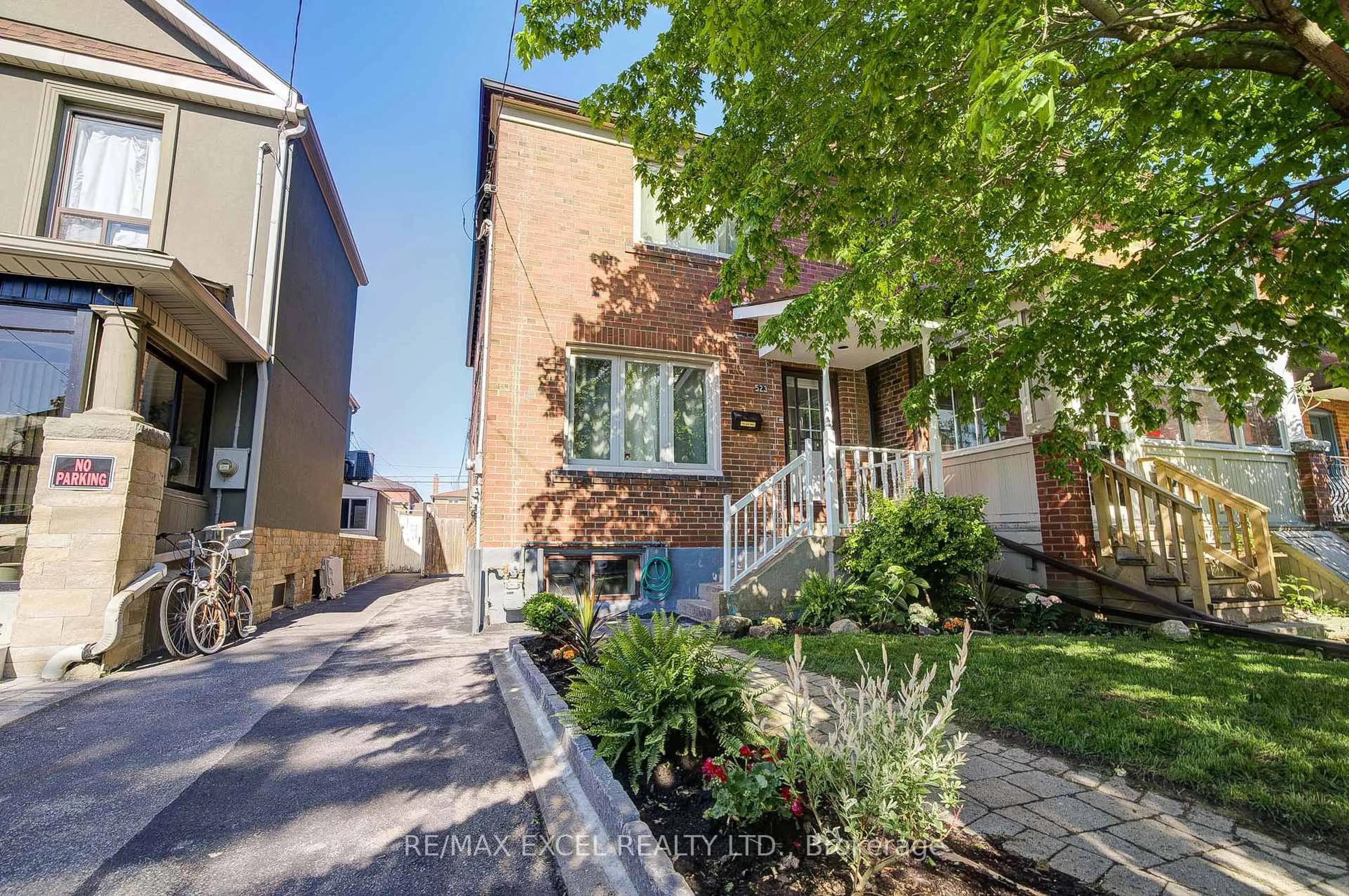 Home with brick exterior material, street for 523 Delaware Ave, Toronto Ontario M6H 2V3
