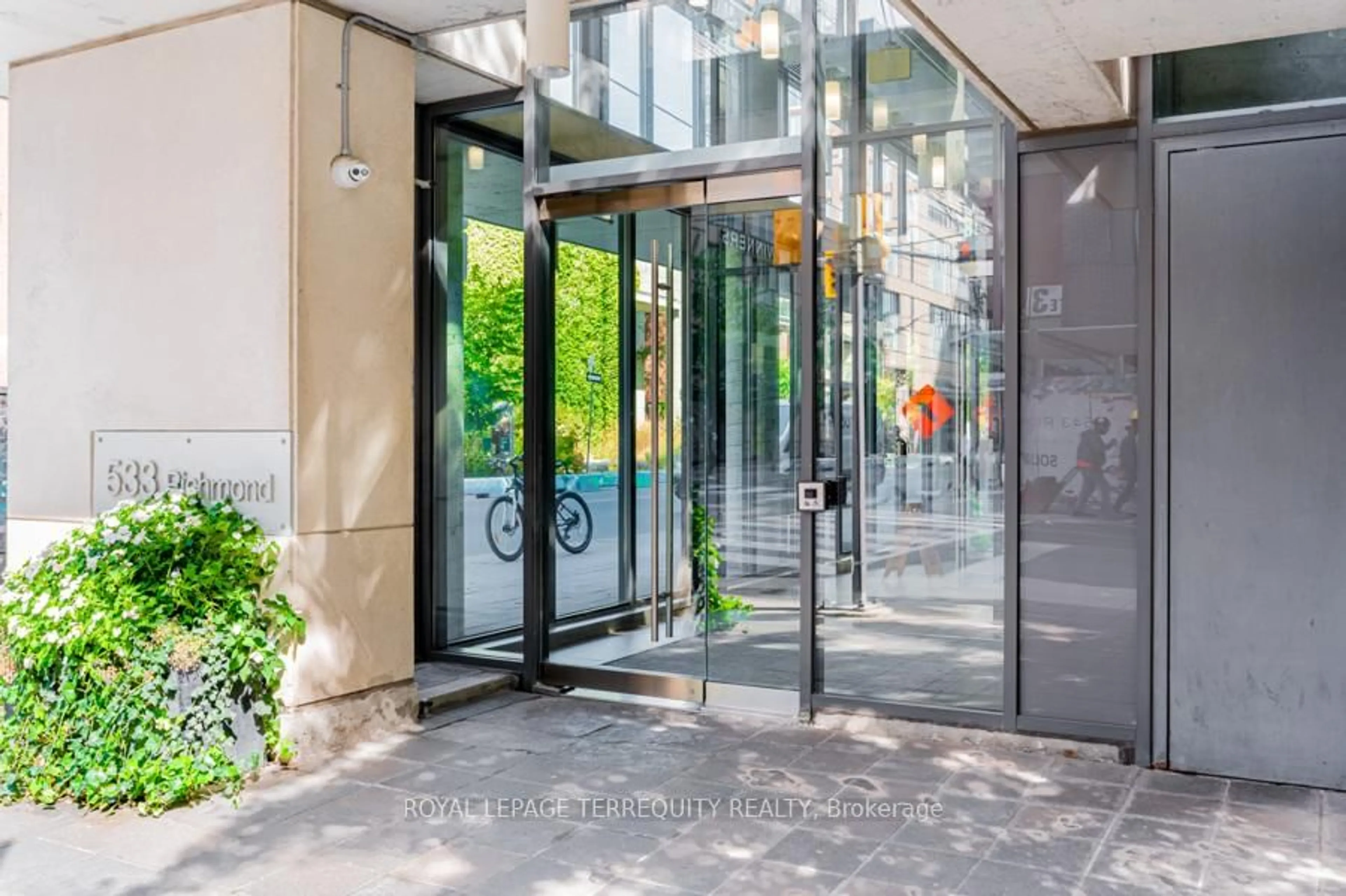 Indoor foyer for 533 Richmond St #402, Toronto Ontario M5V 3Y1